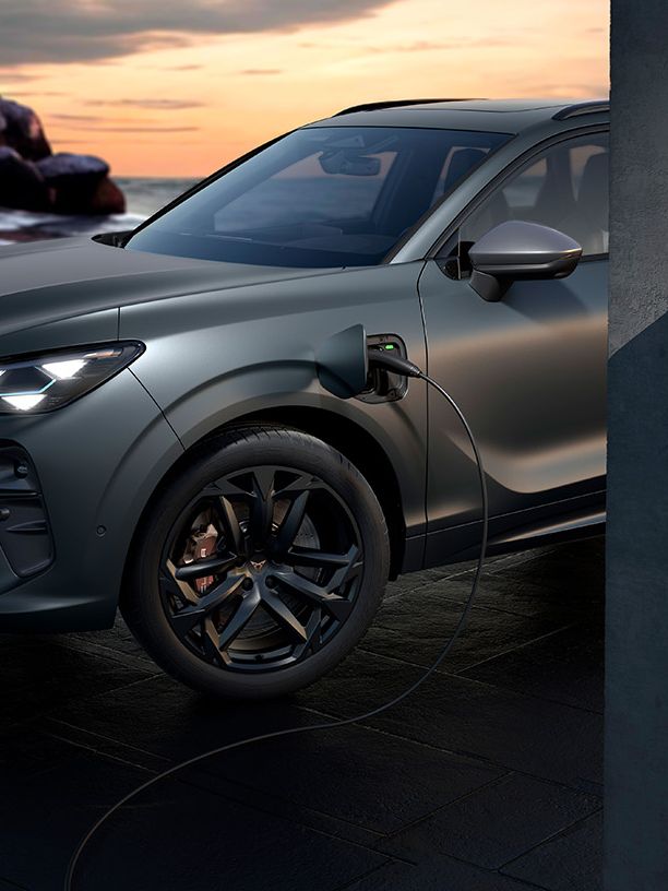 Levi bočni pogled na sprednji del vozila CUPRA Terramar med polnjenjem.