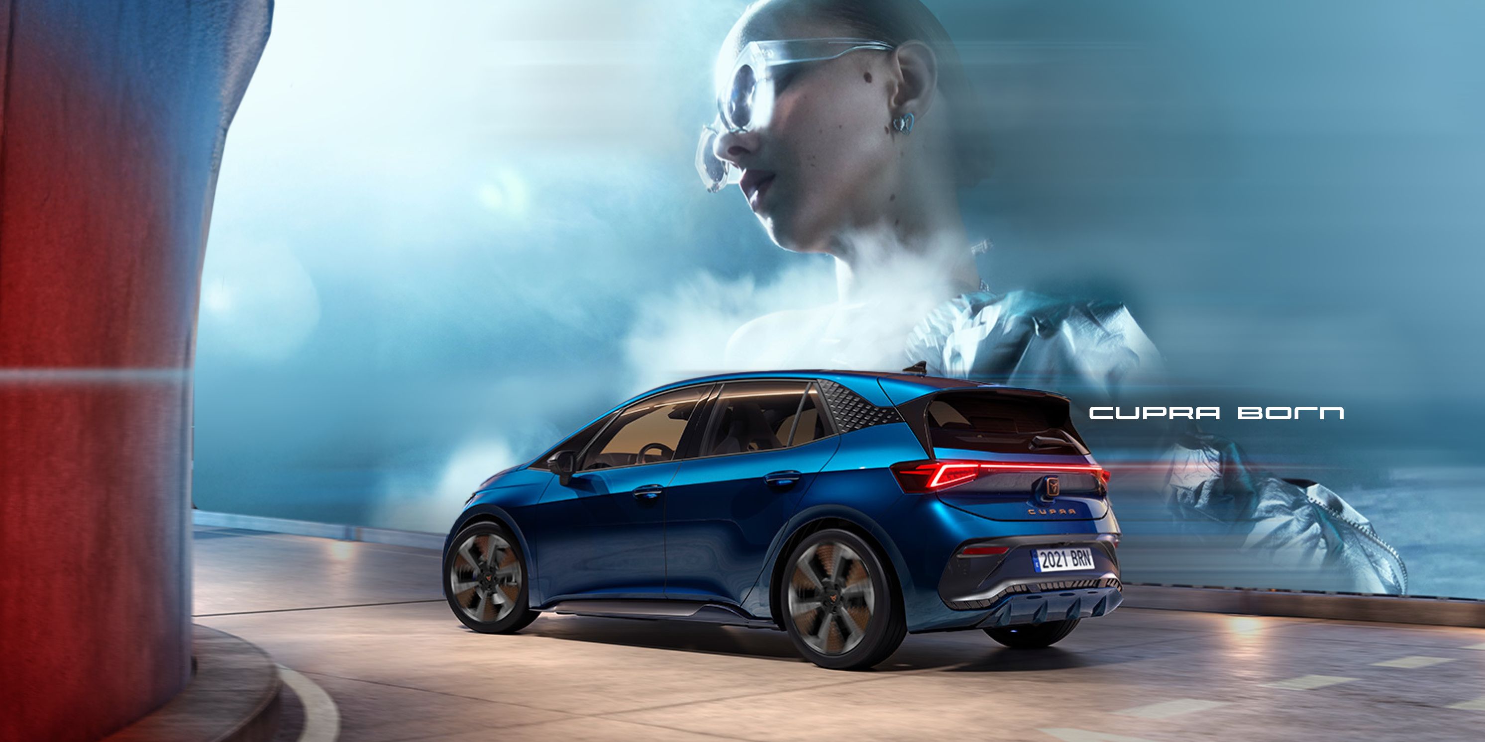 Električni avtomobil CUPRA Born je parkiran v sodobnem, osvetljenem prostoru. Ozadje prikazuje zamegljeno osebo in logotip "CUPRA Born".