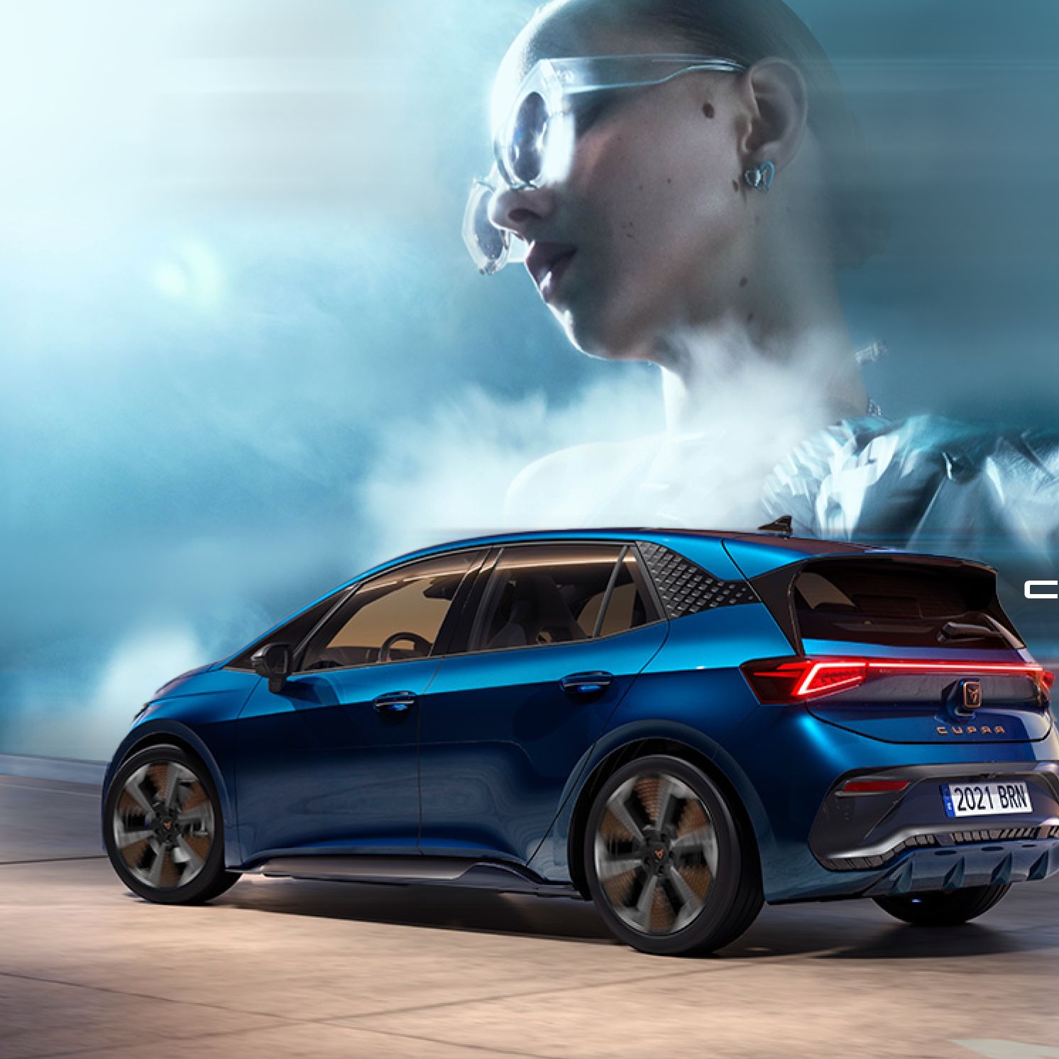 Električni avtomobil CUPRA Born je parkiran v sodobnem, osvetljenem prostoru. Ozadje prikazuje zamegljeno osebo in logotip "CUPRA Born".