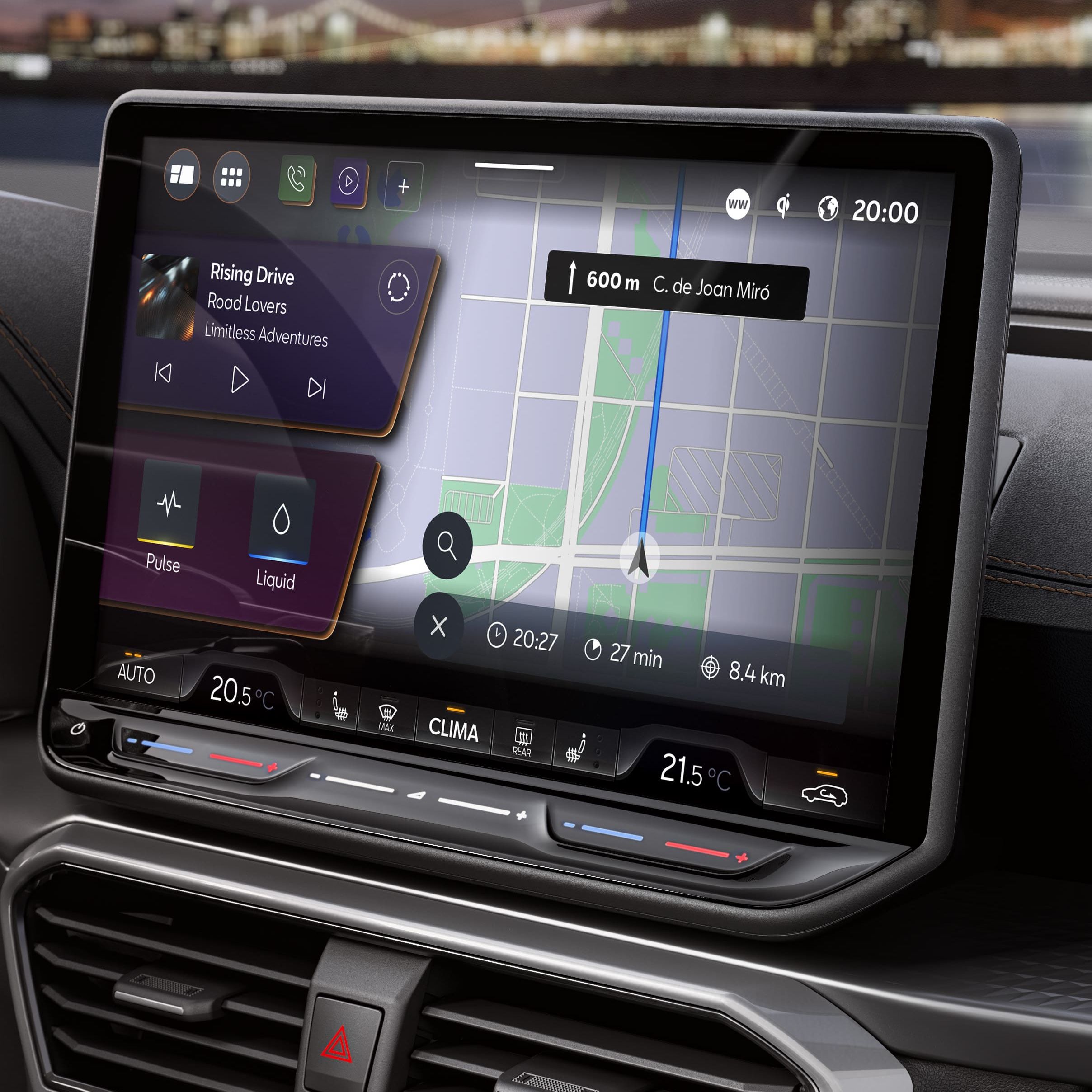 Velik zaslon na nadzorni plošči avtomobila CUPRA LEON SPORTSTOURER prikazuje zemljevid z navodili za vožnjo. Okrog zaslona so vidni različni gumbi za upravljanje klimatske naprave in drugih funkcij. Na zgornjem delu zaslona je prikazan zemljevid z elementom, ki označuje navodila za vožnjo.