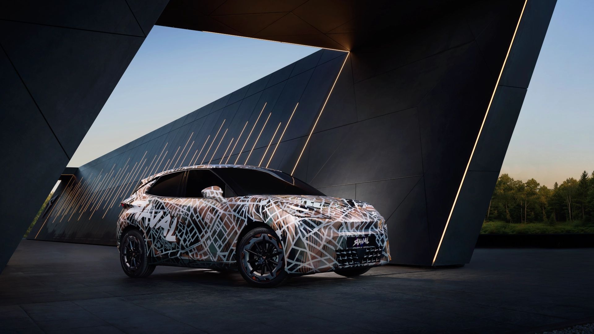 CUPRA Raval Dynamic z abstraktno kamuflažno poslikavo stoji pred modernim arhitekturnim objektom. Območje je osvetljeno z ambientno svetlobo.