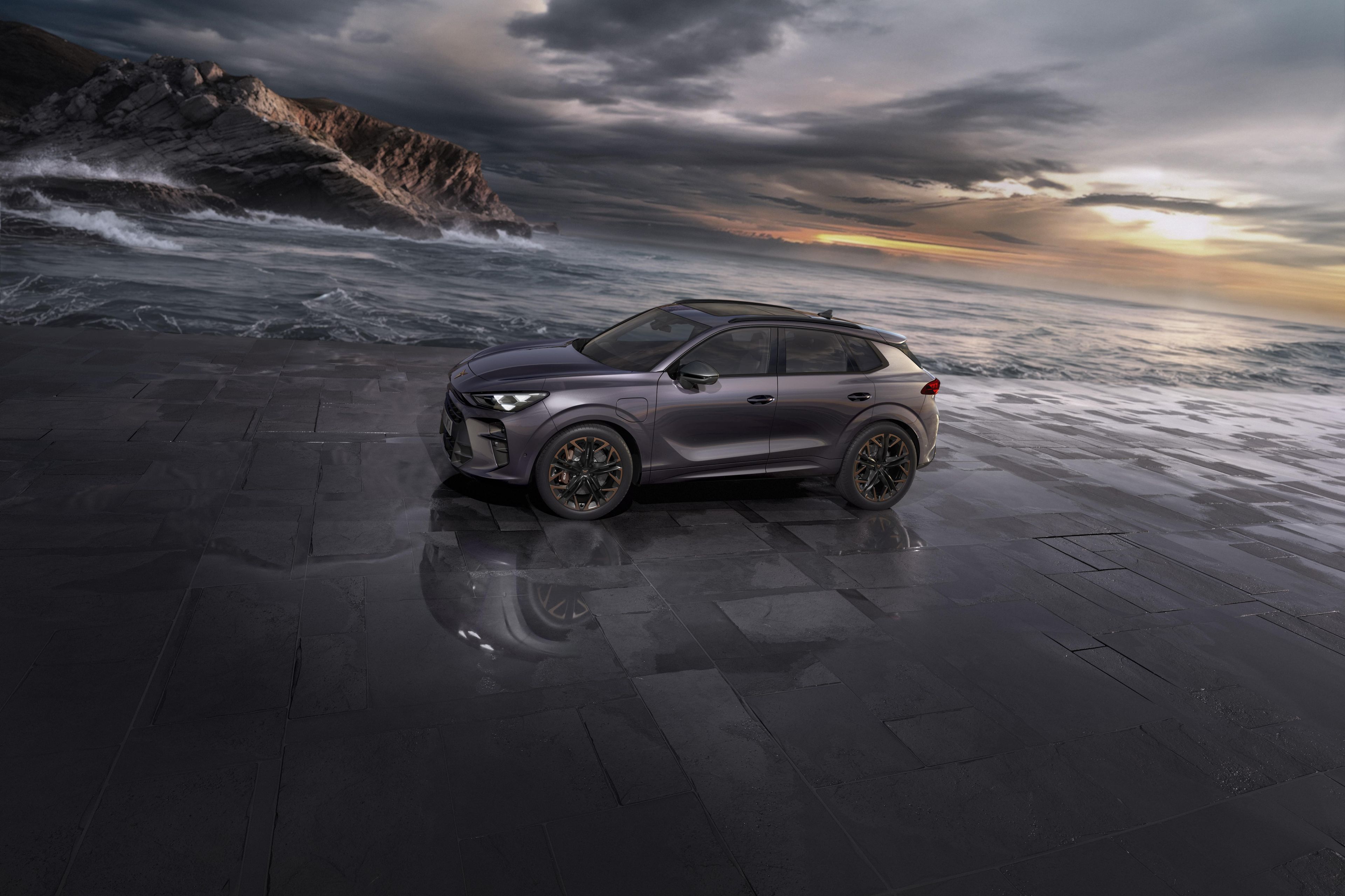 CUPRA Terramar omejena izdaja America's Cup je parkiran na kamnitih ploščah ob morju, kjer se vidno bliža nevihta in v tem čaru Cupra Terramar še bolj zasije.