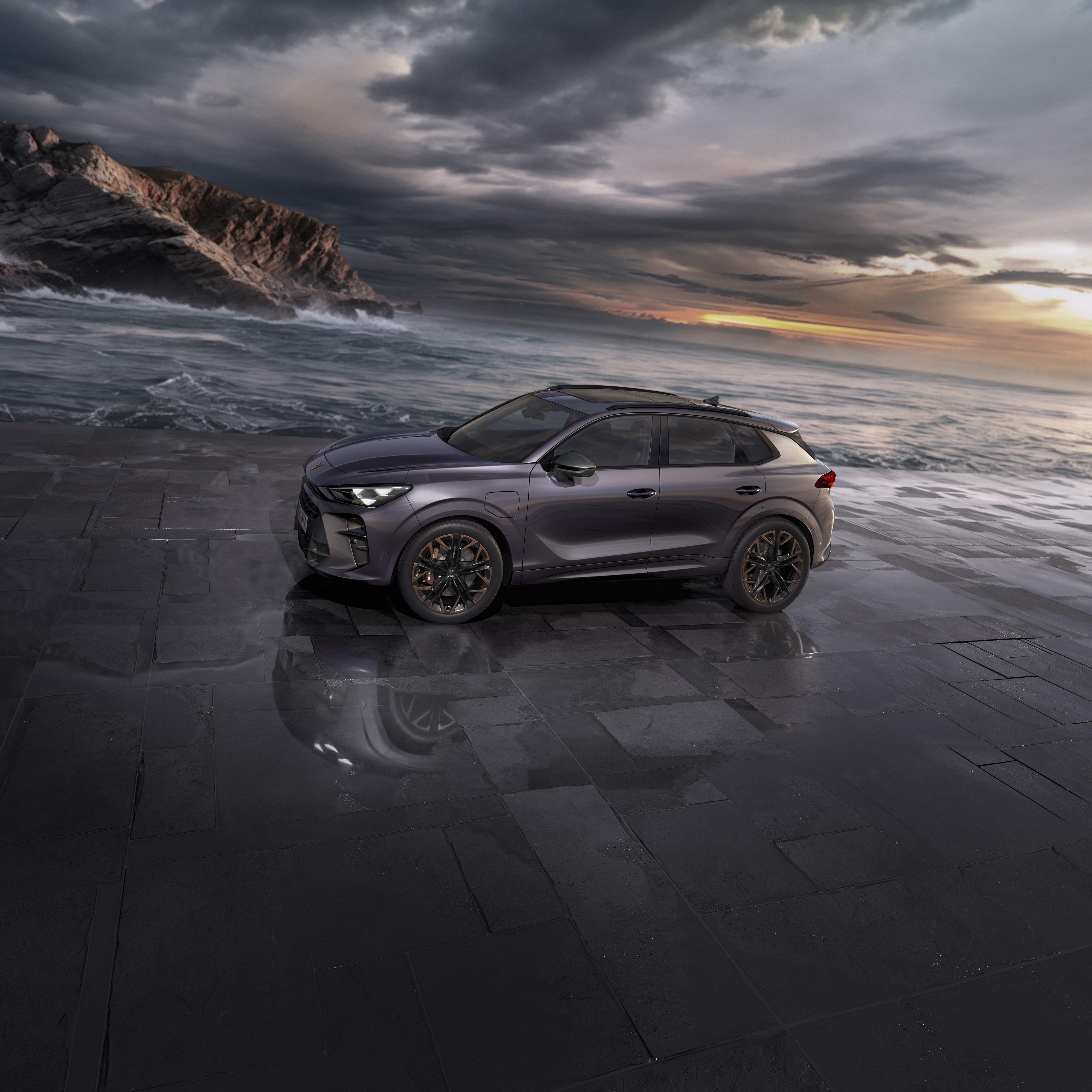 CUPRA Terramar omejena izdaja America's Cup je parkiran na kamnitih ploščah ob morju, kjer se vidno bliža nevihta in v tem čaru Cupra Terramar še bolj zasije.