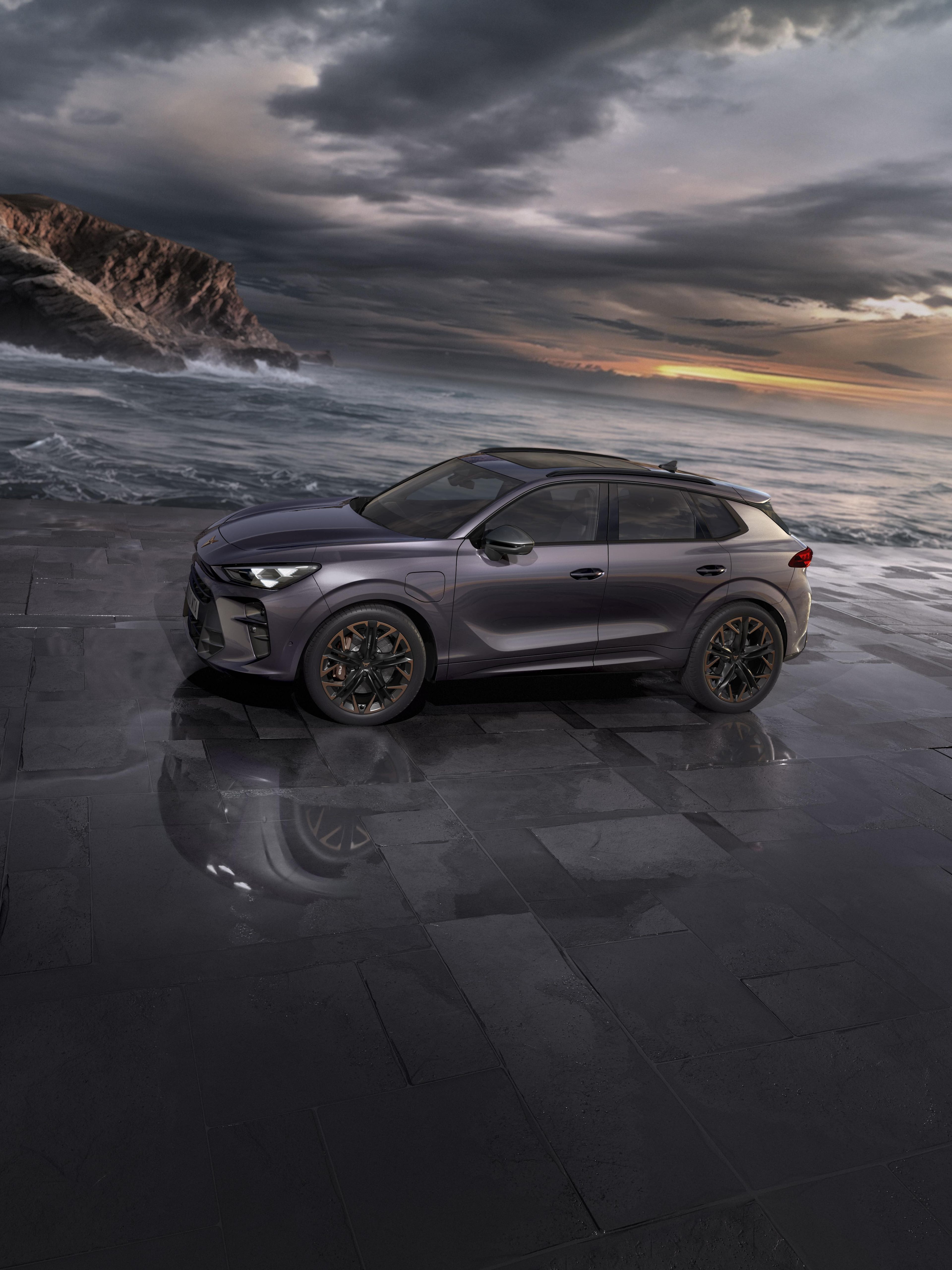 CUPRA Terramar omejena izdaja America's Cup je parkiran na kamnitih ploščah ob morju, kjer se vidno bliža nevihta in v tem čaru Cupra Terramar še bolj zasije.