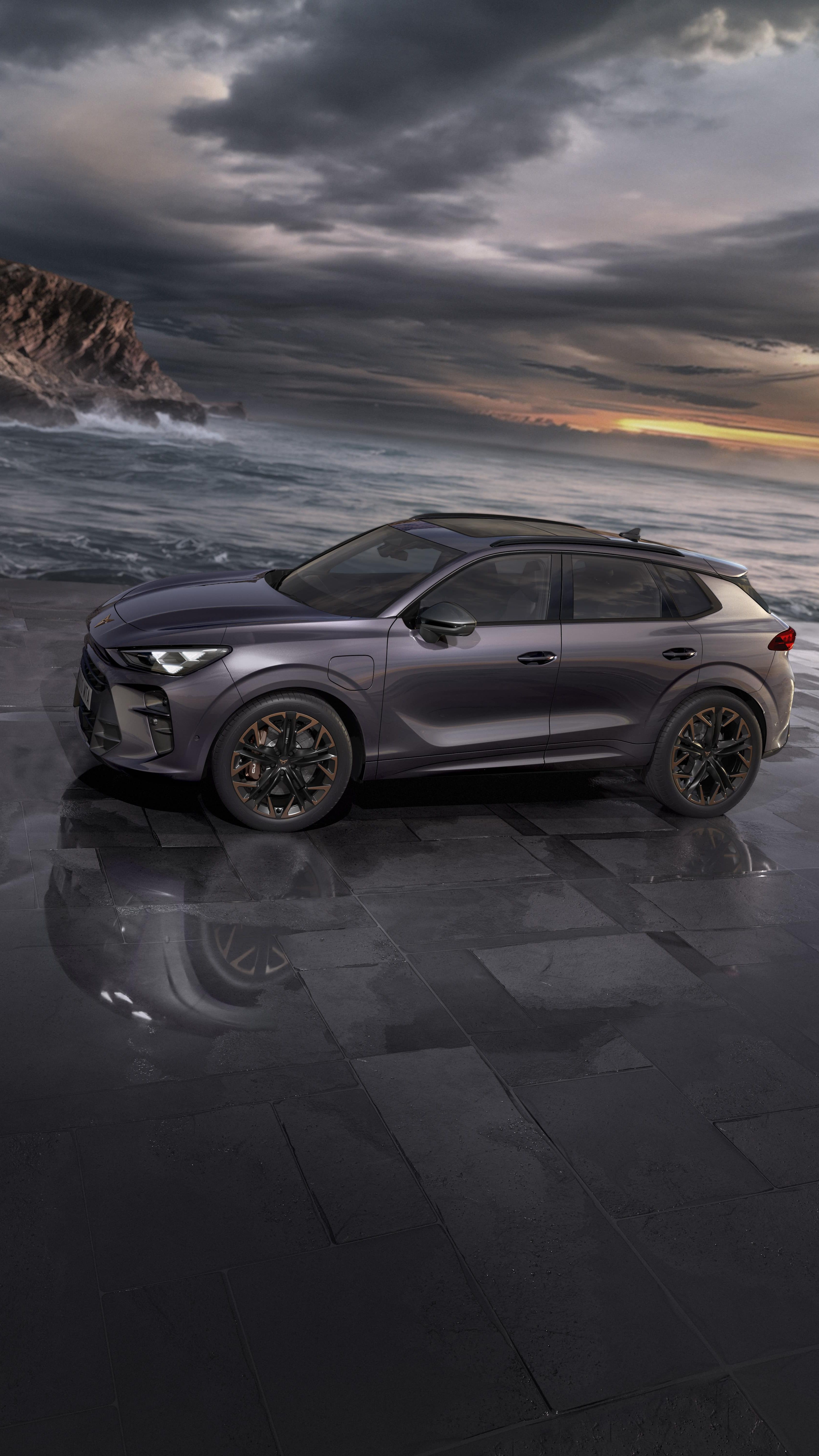 CUPRA Terramar omejena izdaja America's Cup je parkiran na kamnitih ploščah ob morju, kjer se vidno bliža nevihta in v tem čaru Cupra Terramar še bolj zasije.