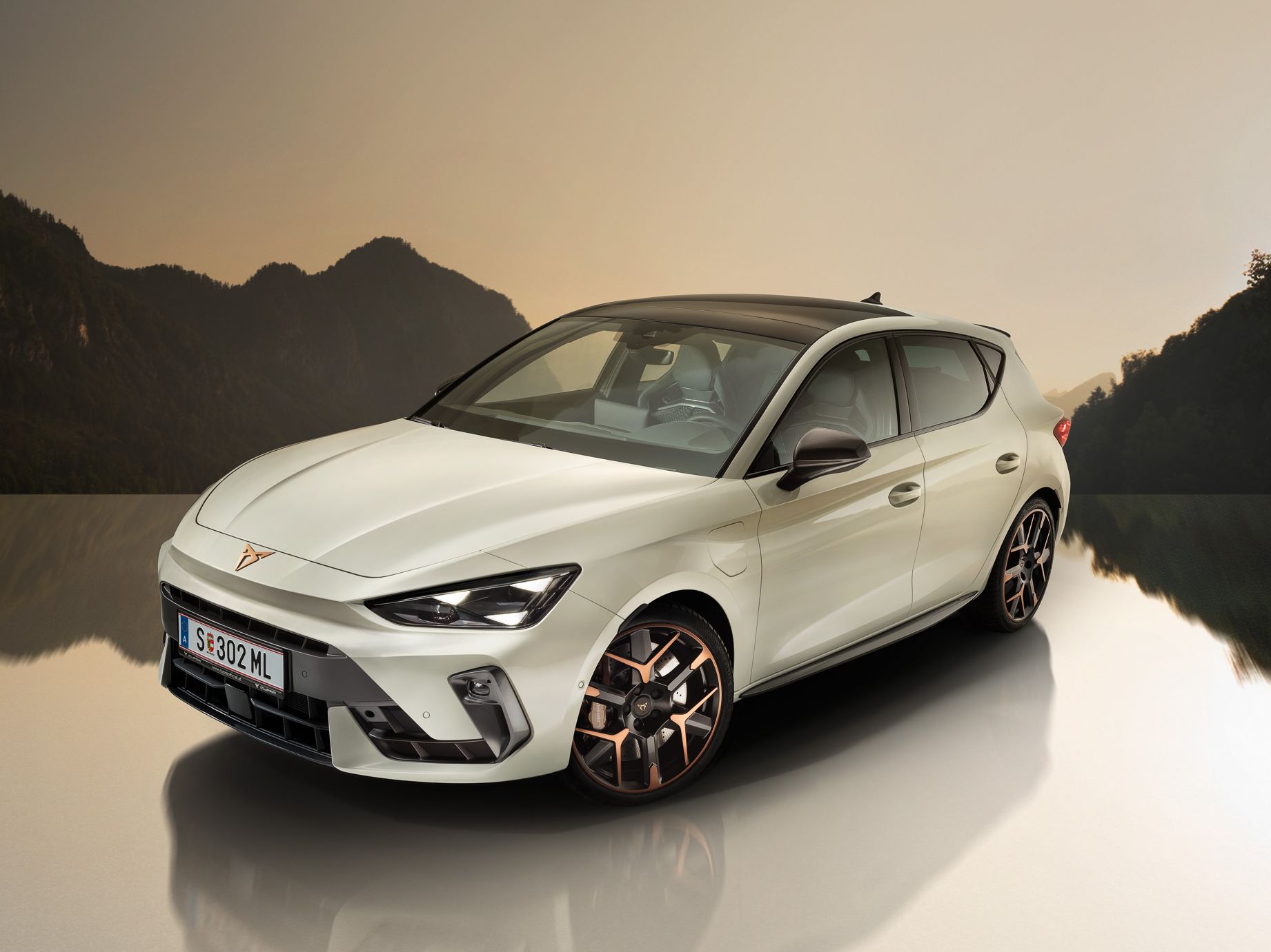 CUPRA Leon pred gorsko kuliso.