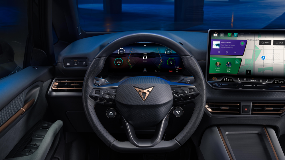 Digitalni prikazovalnik in infotainment zaslon v vozilu CUPRA Born VZ. Vmesnik prikazuje navigacijo, vozne podatke in povezljivost.