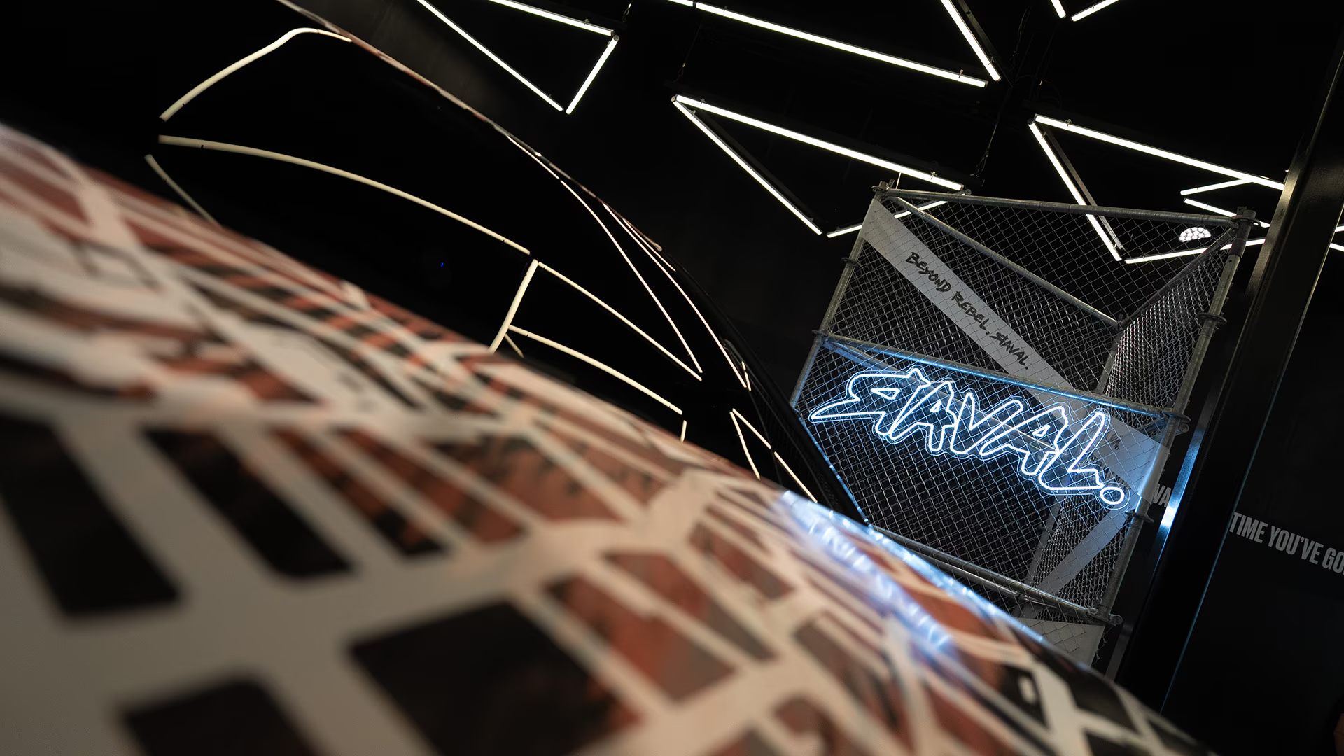 Dach vom Raval mit leuchtendem Raval Logo im Hintergrund