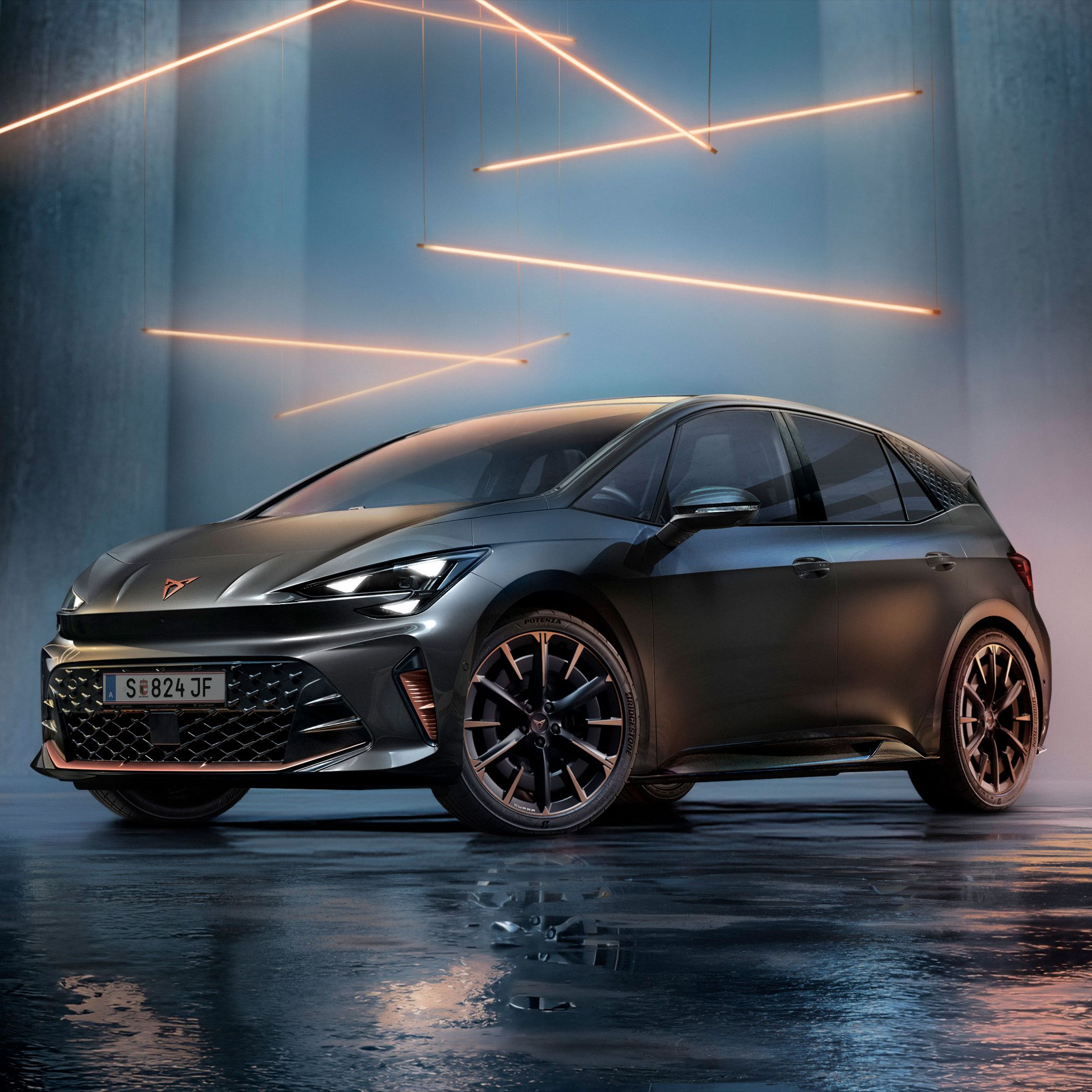 Ein grauer CUPRA Born steht in einer modernen, dunklen Umgebung mit vertikalen Säulen und leuchtenden LED-Streifen. Der Boden ist glänzend und reflektiert das Fahrzeug sowie die Beleuchtung. Das Auto wirkt kraftvoll und elegant.