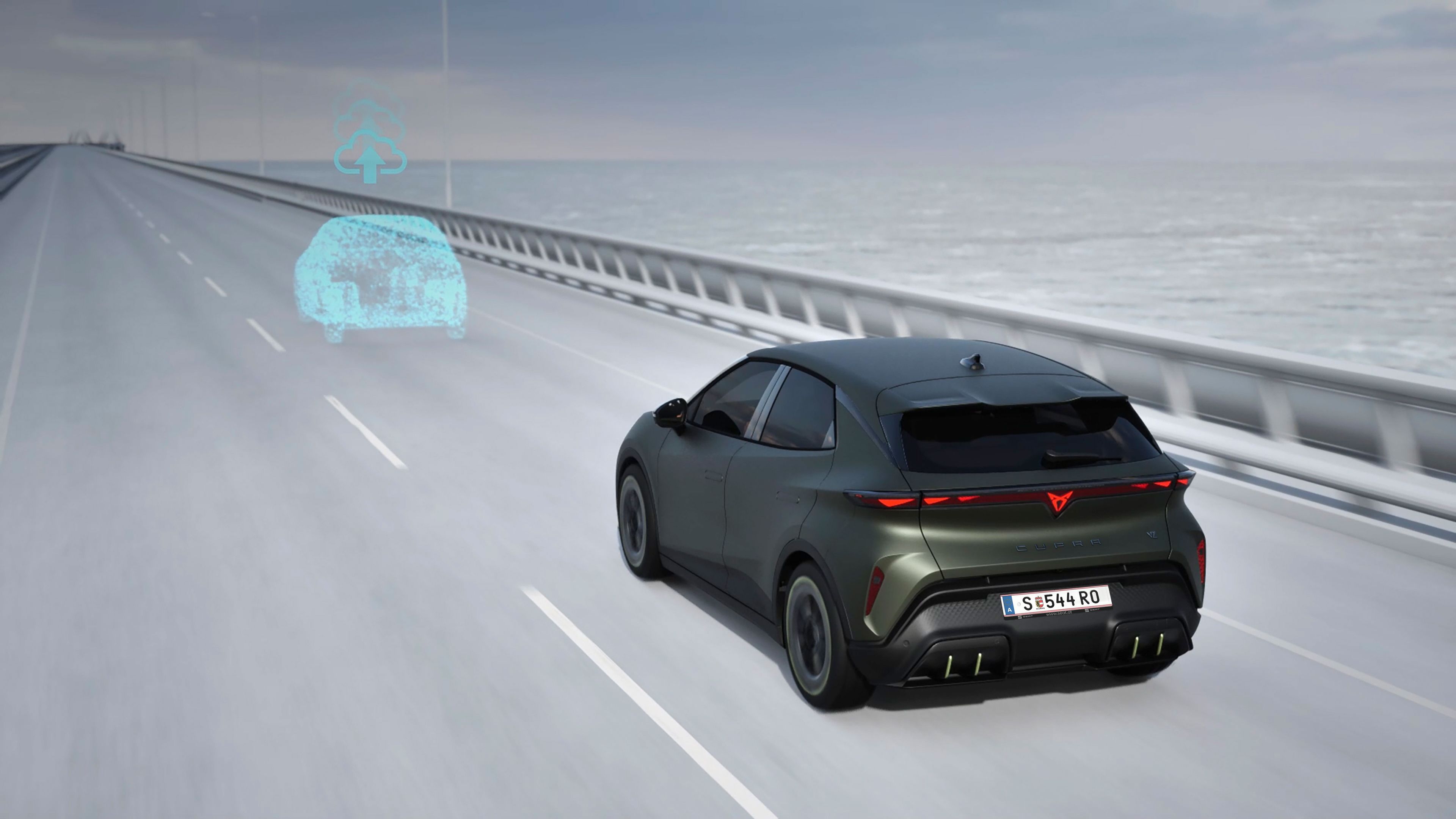 CUPRA Raval VZ v manganovo zeleni barvi na cesti. Vozilo je opremljeno s funkcijami za delno avtonomno vožnjo, kot so asistenca za vožnjo Travel Assist 3.0, prediktivni tempomat z avtomatskim uravnavanjem razdalje ACC in sistem za nadzor prometa spredaj Front Traffic Alert.