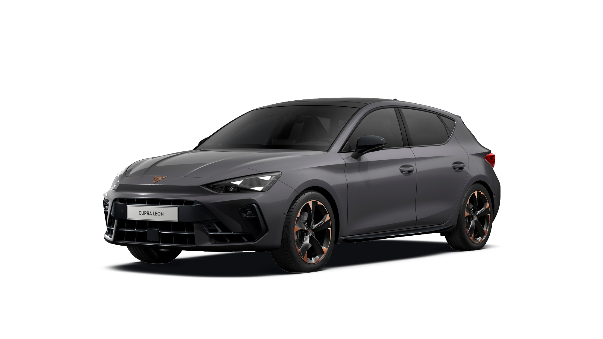 CUPRA Leon s črnimi obroči koles in z bakrenimi podrobnostmi na belem ozadju.