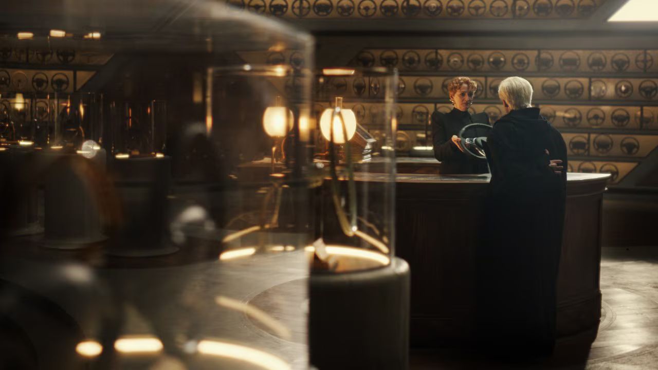 Tom Felton in druga ženska oseba v elegantnem prostoru pregledujeta volan vozila Cupra. Prizor poudarja dizajn, izdelavo in pozornost do detajlov.