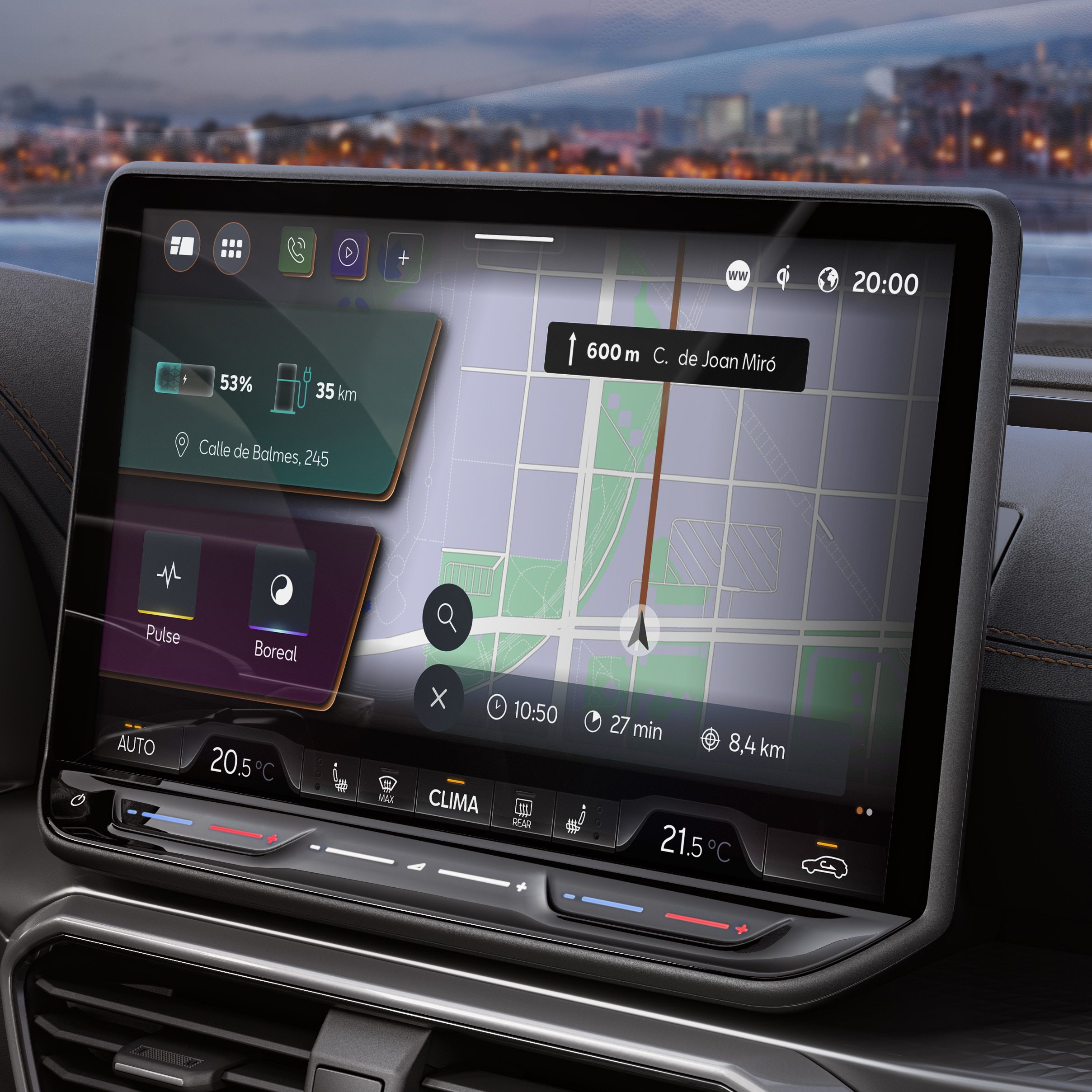 Notranjost avtomobila Cupra prikazuje velik zaslon navigacijskega sistema, ki prikazuje zemljevid mestnega območja in informacije o potovanju, kot so razdalja, čas vožnje in preostala baterija. Zaslon je osvetljen in prikazuje več podrobnosti skupaj z dodatnimi meniji.