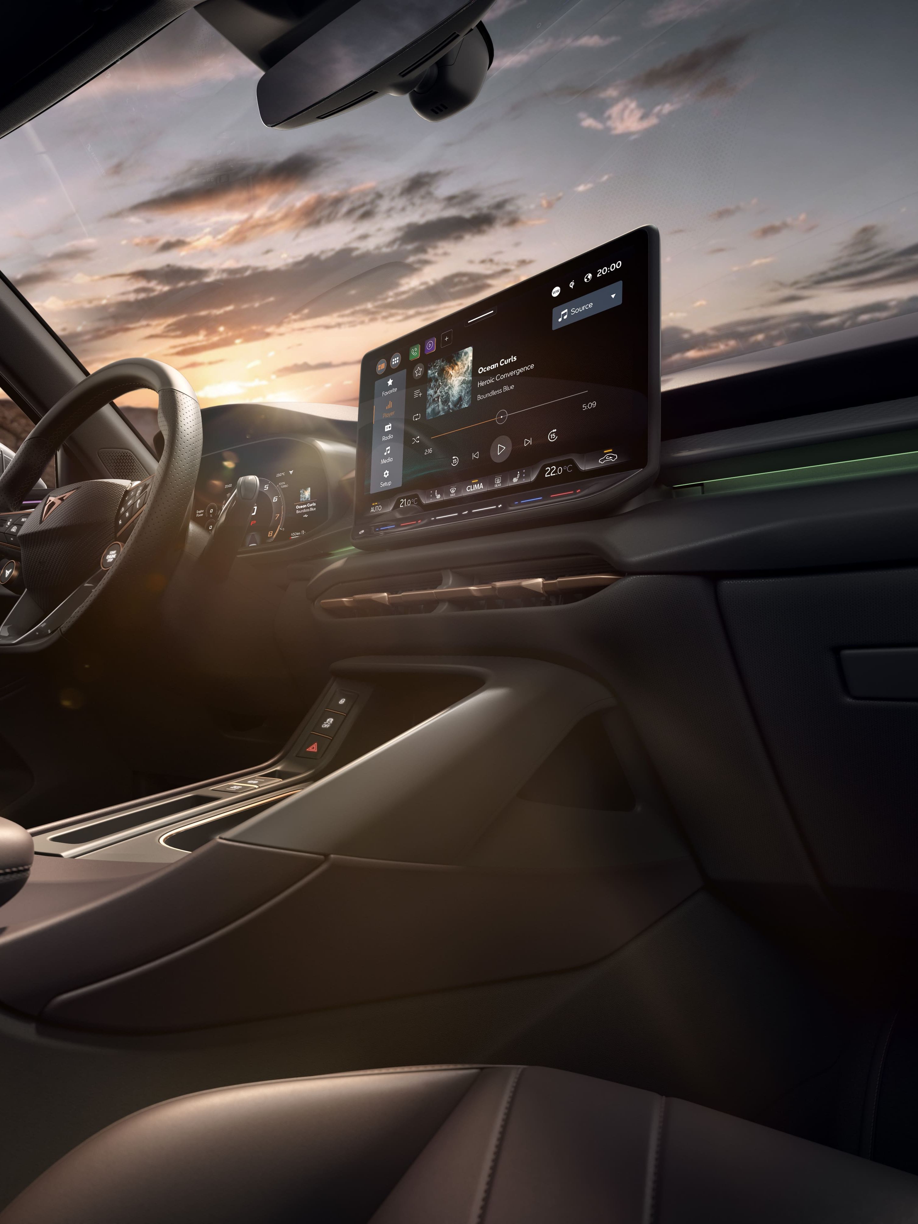 Notranjost CUPRA Terramarja ob sončnem zahodu. Osrednja konzola prikazuje zaslon na dotik z navigacijskim sistemom.