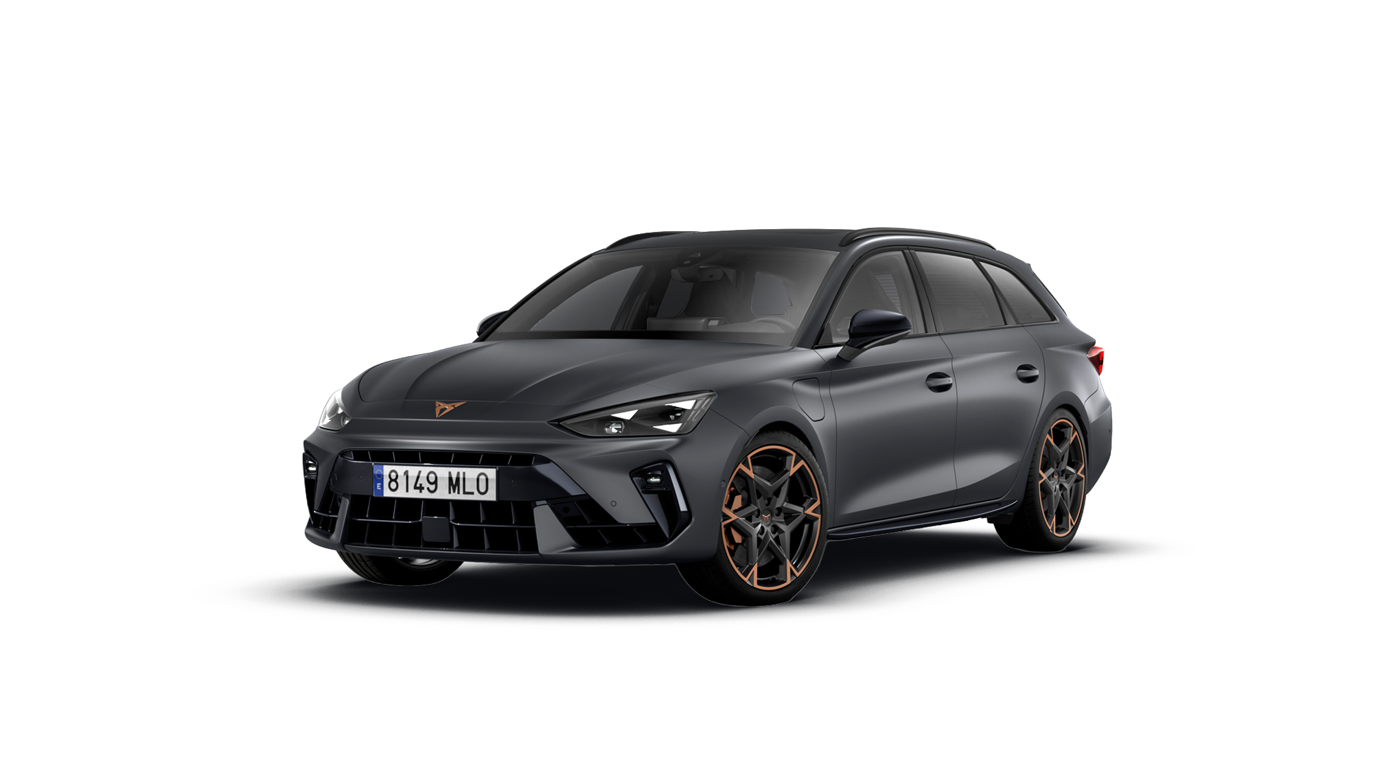 CUPRA Leon Sportstourer z aerodinamičnim dizajnom in zlatimi platišči na belem ozadju.