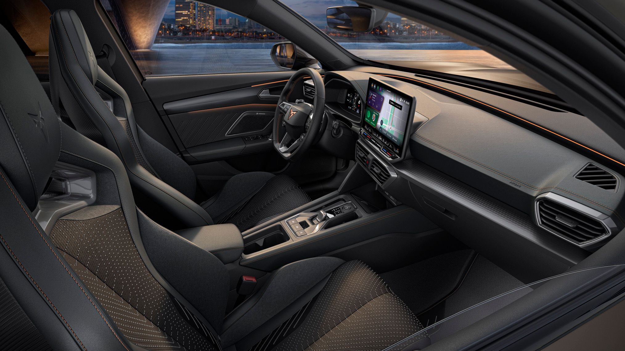 Notranjost sodobnega vozila CUPRA Formentor PA PHEV VZ z velikim zaslonom infotainment sistema, volanom in upravljalnimi elementi. Vozilo ima elegantne črne sedeže, skozi okna pa se vidi reka in osvetljeno mesto.