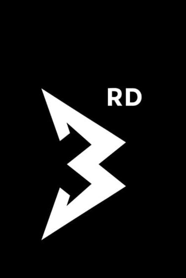 Napis "3rd #ANNIV3RSARY" v beli barvni na črnem ozadju. Številka 3 je prikazana kot logotip v obliki puščice v sredini slike, zgoraj desno je manjši tekst "RD", spodaj pa #ANNIV3RSARY. 