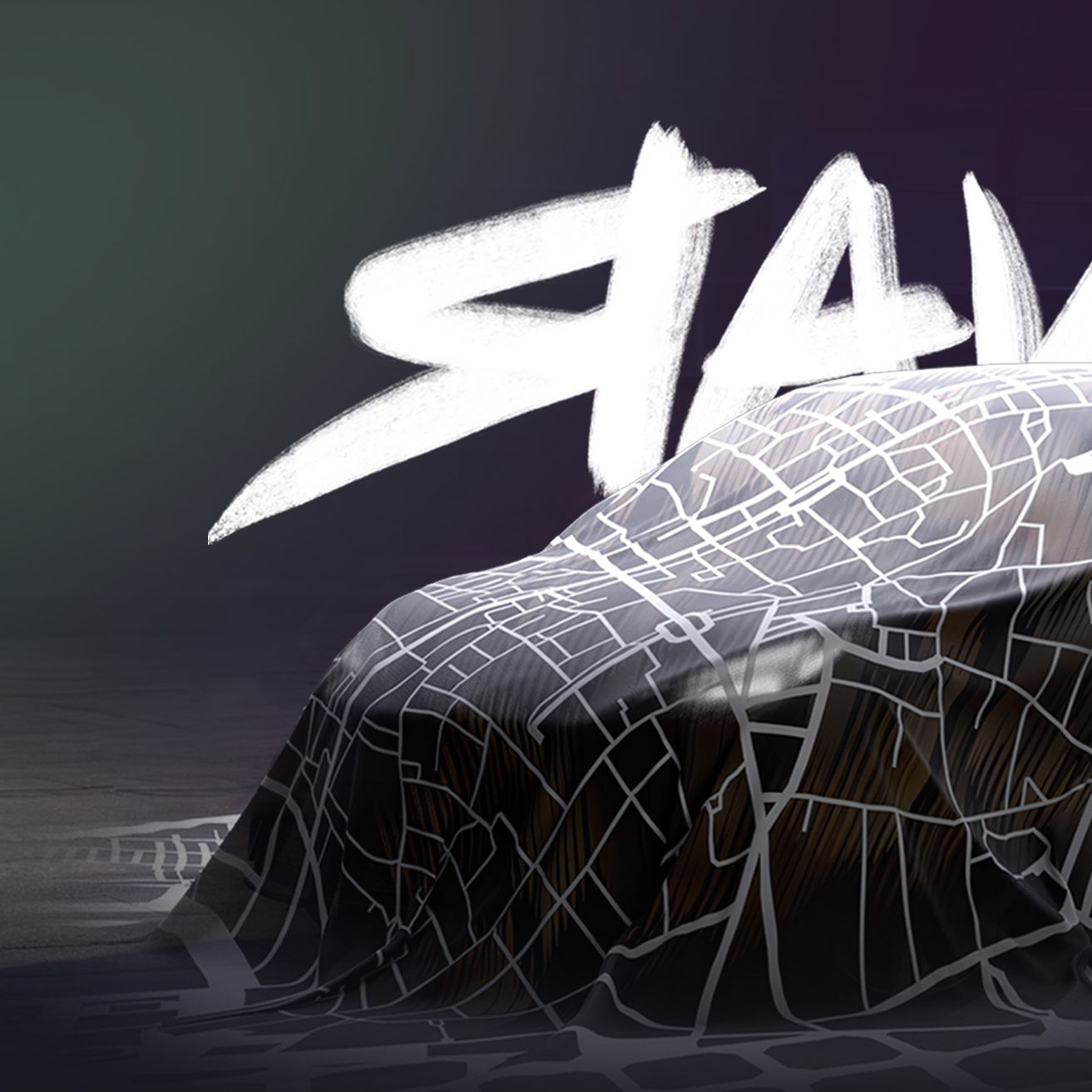 Na sliki je avto, ki je pokrit s pregrinjalom. V ozadju se vidijo nejasne oblike stavb in velik bel napis "RAVAL".