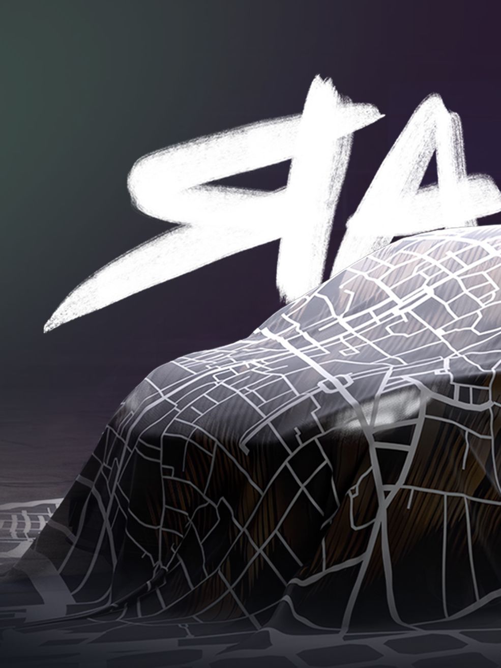 Na sliki je avto, ki je pokrit s pregrinjalom. V ozadju se vidijo nejasne oblike stavb in velik bel napis "RAVAL".