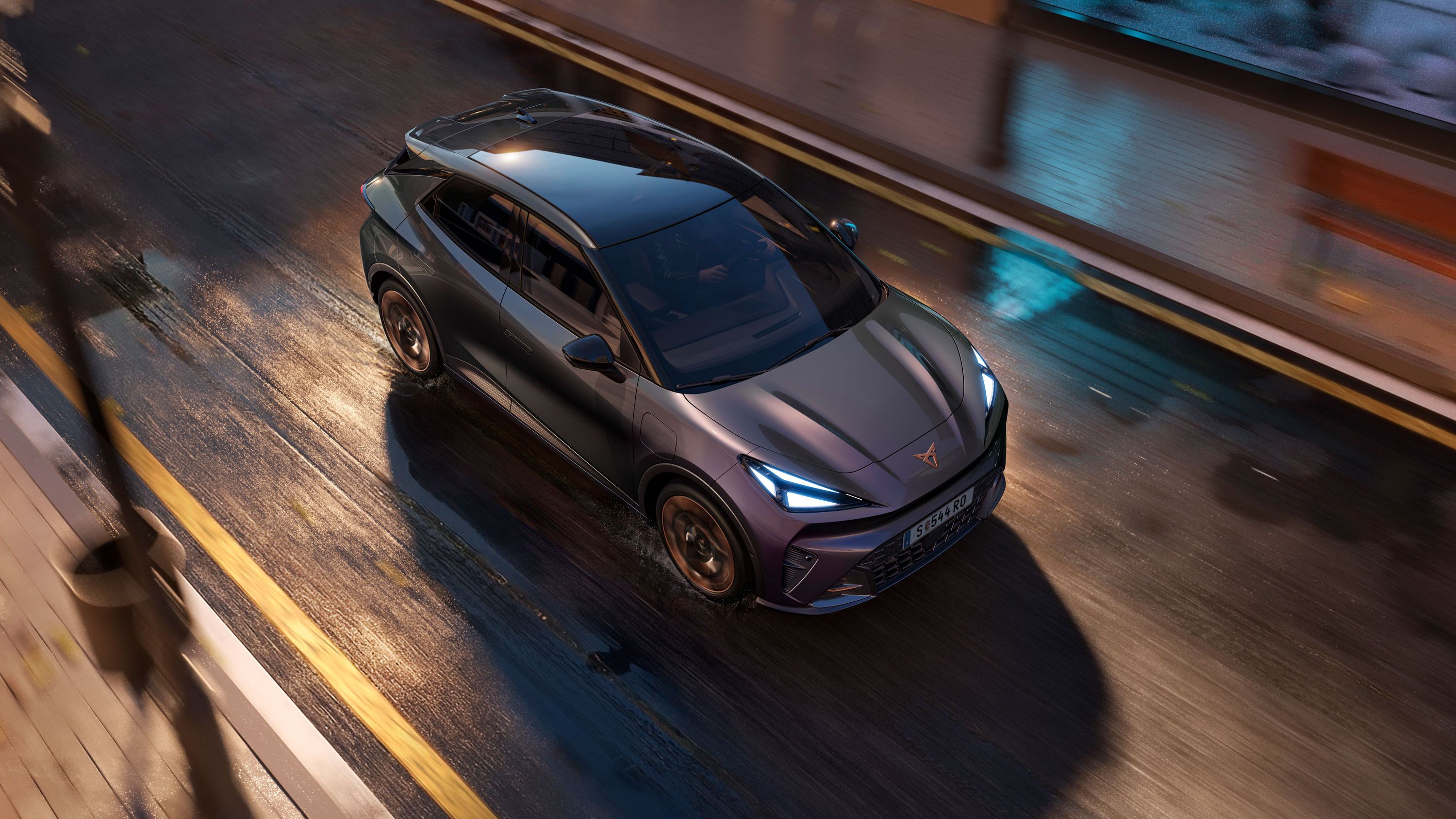 Pogled od zgoraj na CUPRA Ravala VZ v plazemski barvi med vožnjo