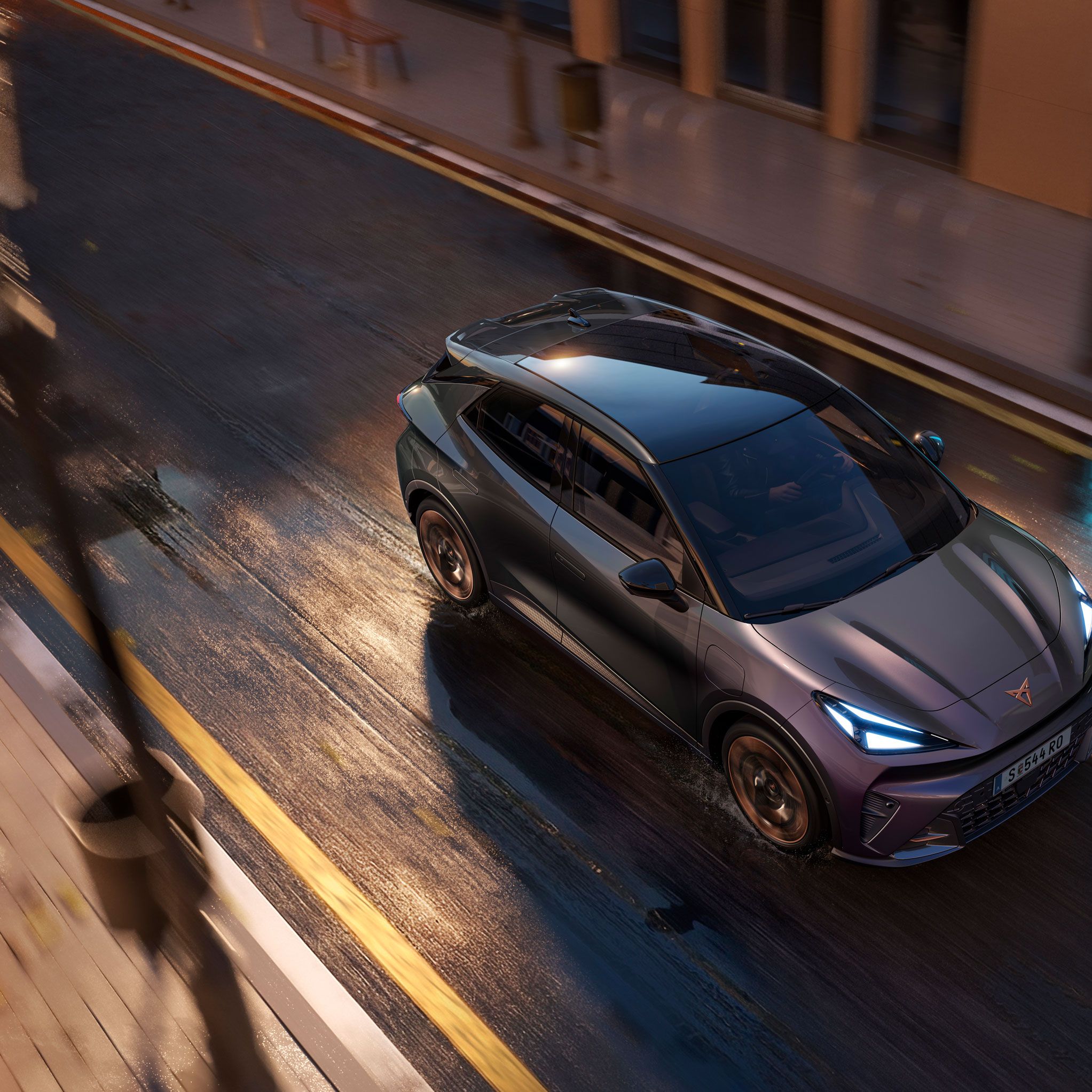 Pogled od zgoraj na CUPRA Ravala VZ v plazemski barvi med vožnjo