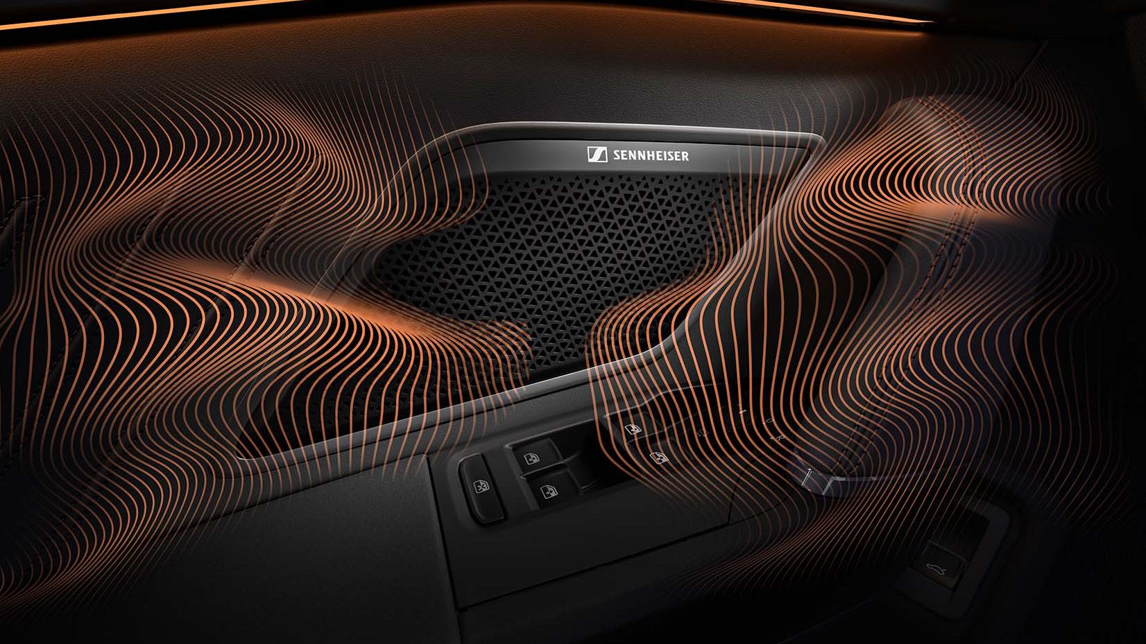 Notranjost avtomobila Cupra s poudarkom na zvočniku znamke Sennheiser, obdanem s svetlečimi rumenimi črtami, ki izžarevajo umetniški videz. Na vratih so upravljalna stikala. Ambient je temačen z razsvetljenimi detajli.