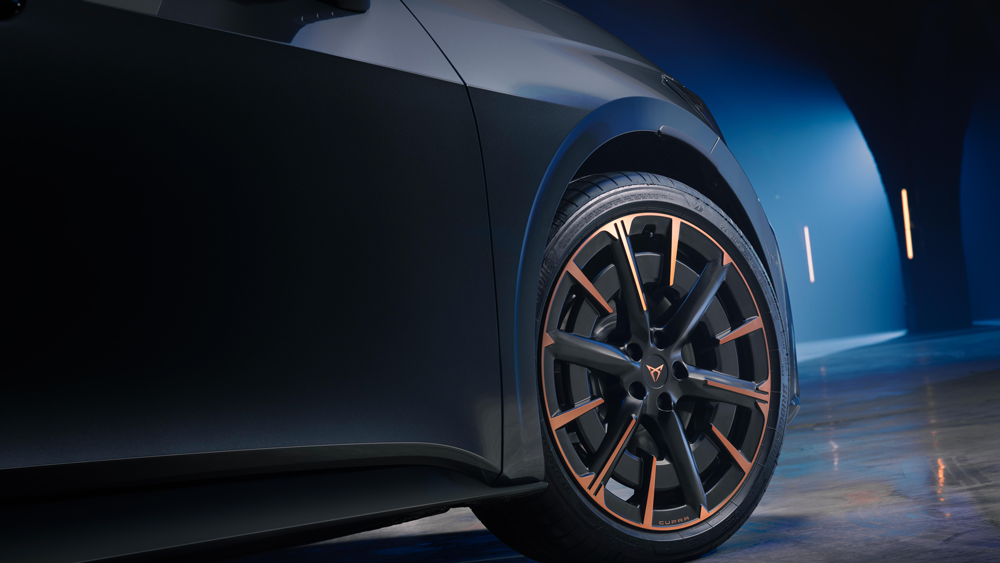 Detajl platišča CUPRA Born VZ z bakrenimi poudarki v temnem ambientu. Dizajn platišča izraža športnost in prepoznavno identiteto znamke.