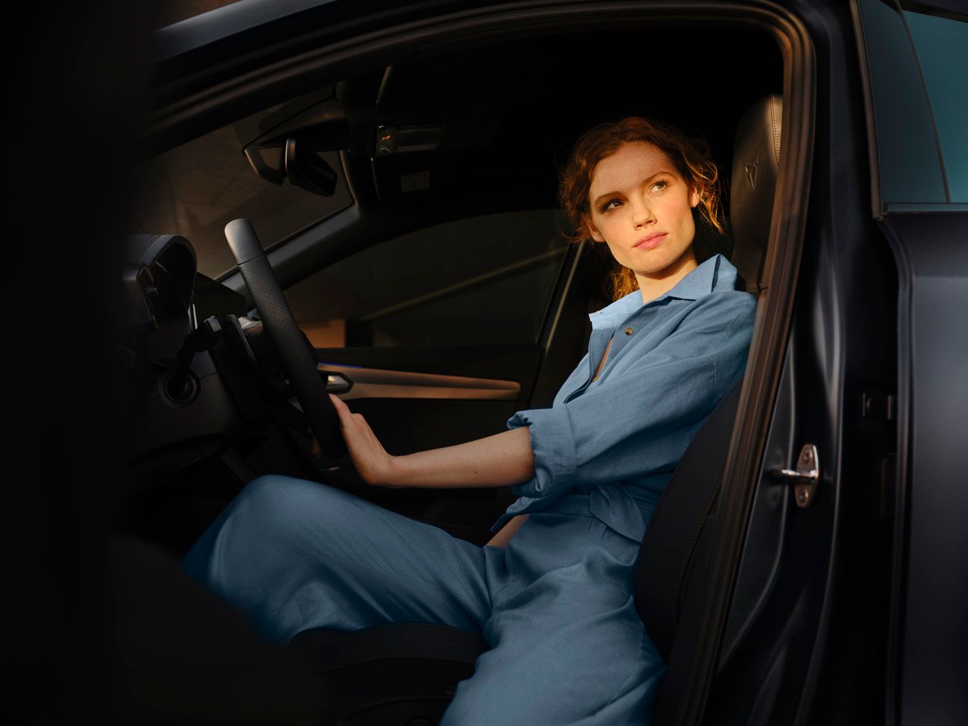 Eine Frau auf dem Vordersitz eines CUPRA