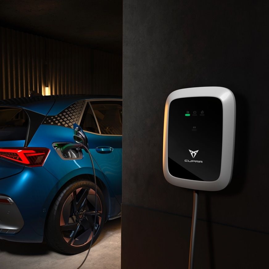 CUPRA Born in Aurora-blau an ein CUPRA Ladegerät angeschlossen