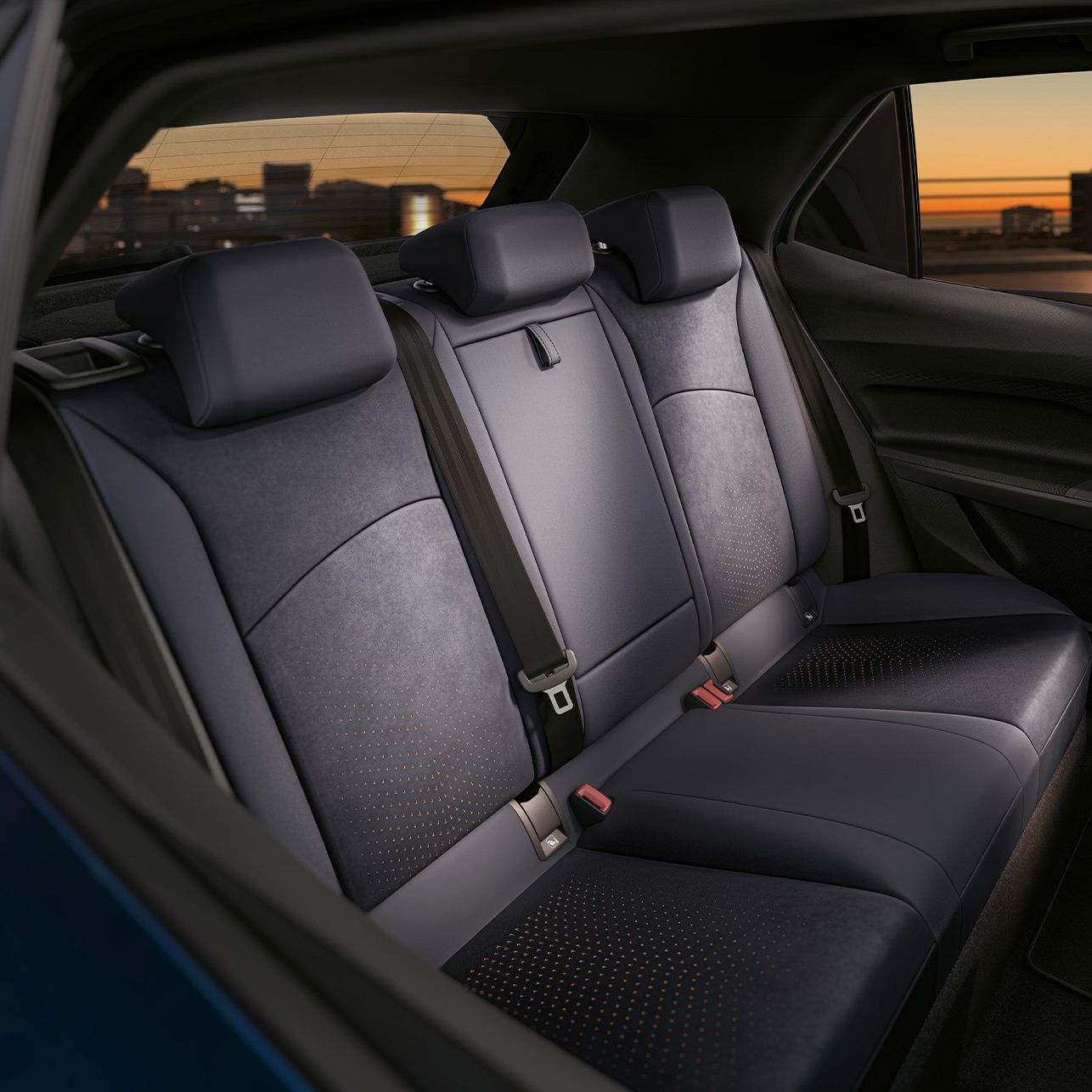 Notranjost avtomobila Cupra Born prikazuje zadnje sedeže DINAMICA®, obložene z elegantno črno usnje. Oblikovanje sedežev je sodobno in udobno.