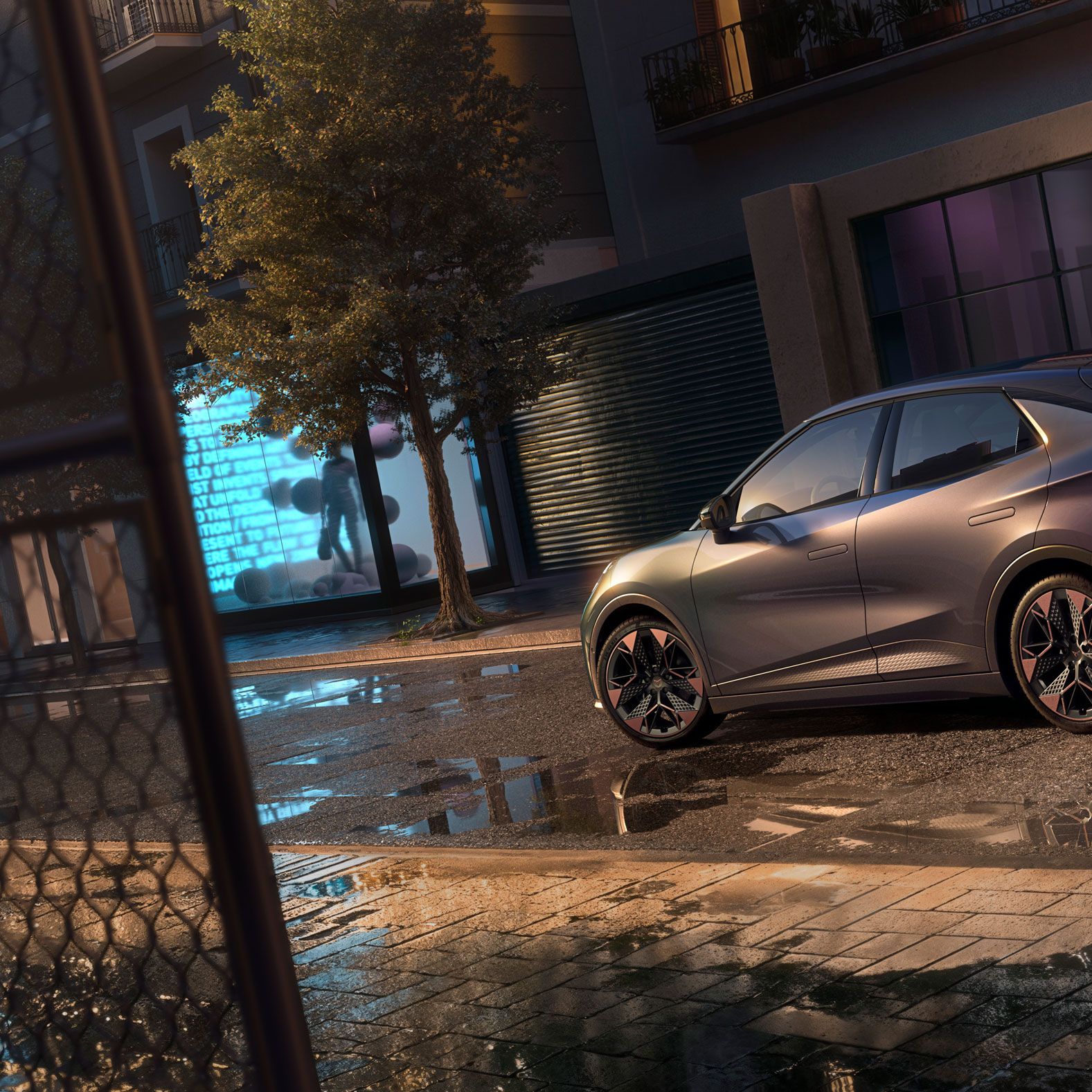 Pogled od blizu na zadek CUPRA Ravala VZ v plazemski barvi z 19-palčnimi platišči, parkiranega ponoči na mestni ulici.