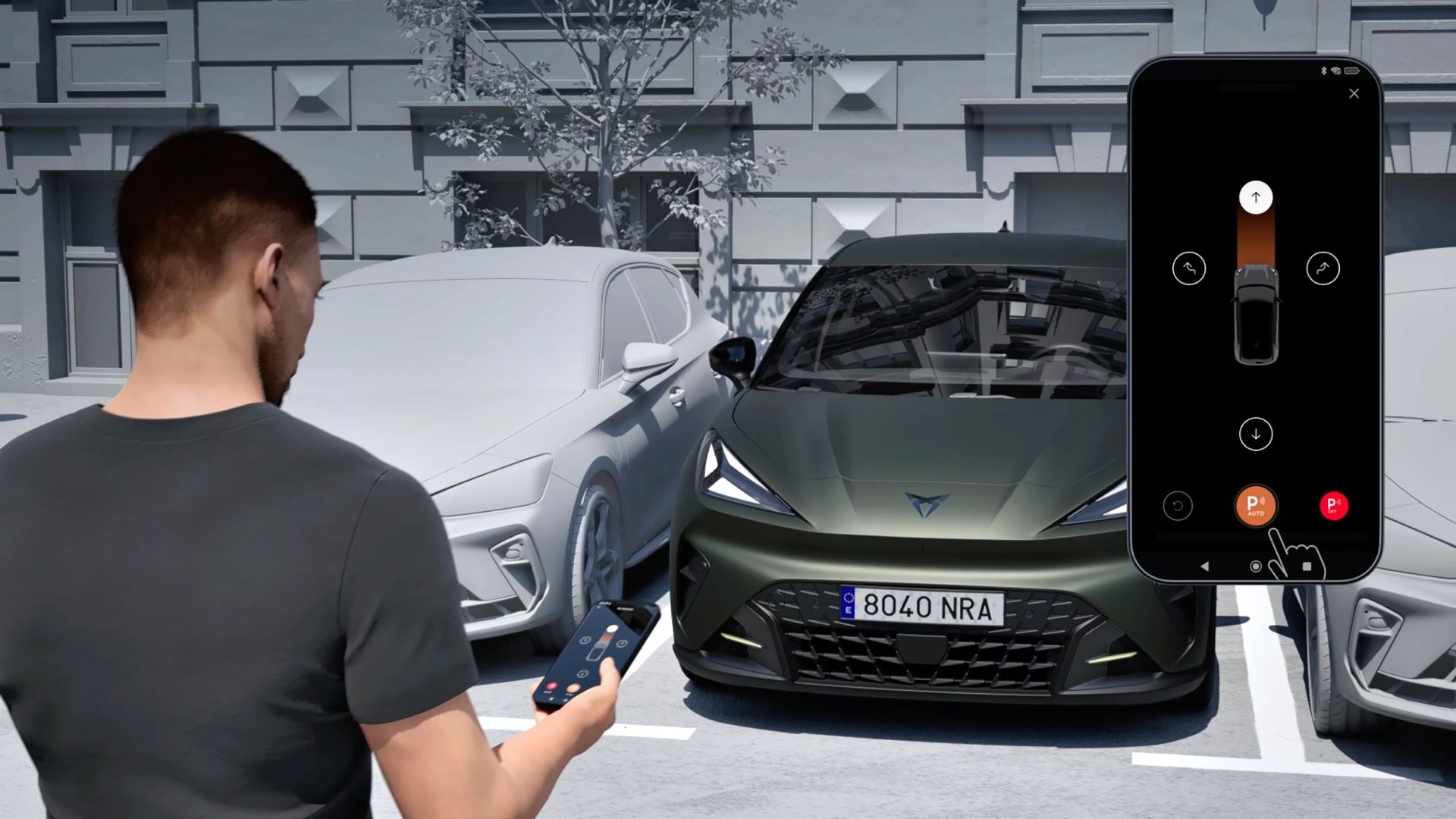 Moški stoji na parkirišču in s pametnim telefonom upravlja temno zelen CUPRA Ravala. Na zaslonu telefona je prikazana aplikacija z gumbom za daljinsko premikanje avtomobila naprej in nazaj. Scena prikazuje funkcijo samodejnega ali daljinskega parkiranja vozila.
