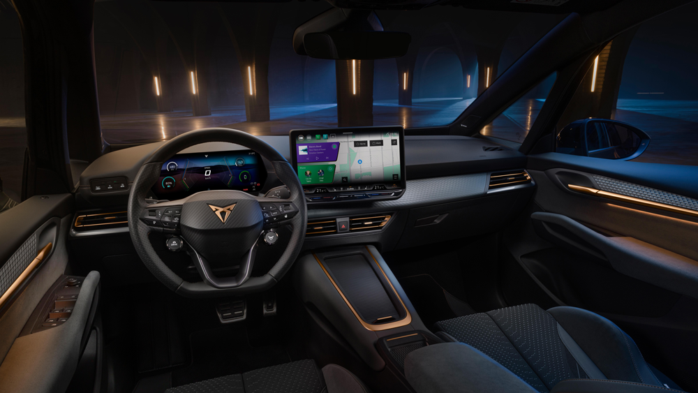 Notranjost vozila CUPRA Born VZ z digitalnim prikazovalnikom in osrednjim zaslonom. Kokpit združuje tehnologijo, ergonomijo in sodoben dizajn.