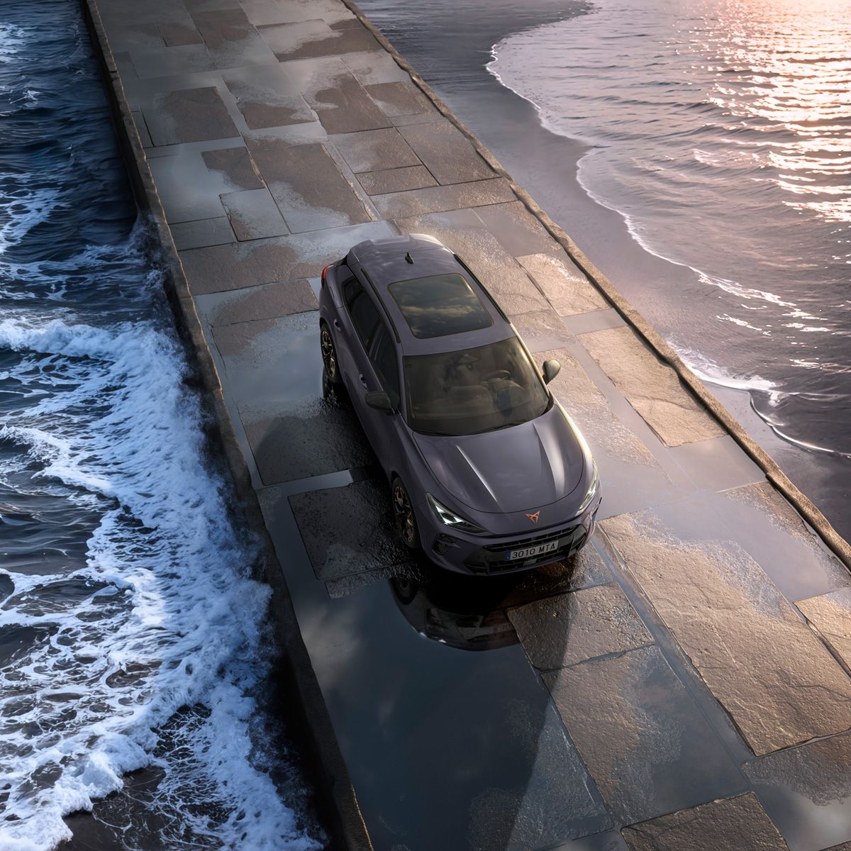 CUPRA Terramar vozi po ozkem pomolu obdanem z valovi in sončnim zahodom.