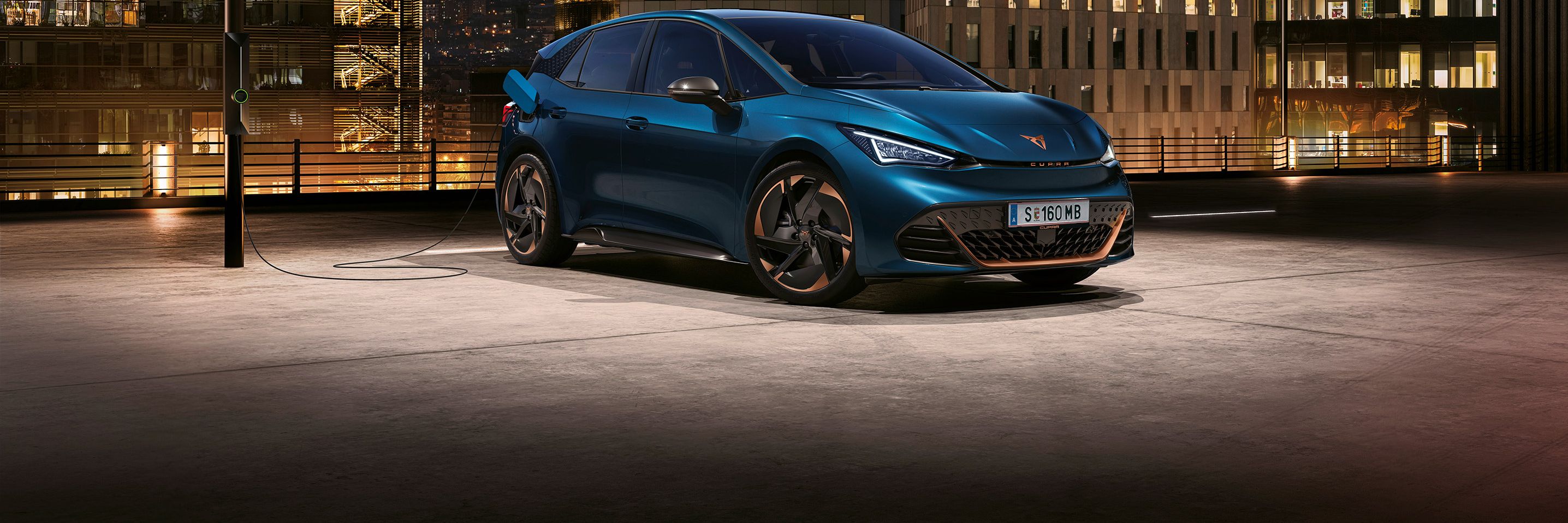 CUPRA Born vor einer Skyline
