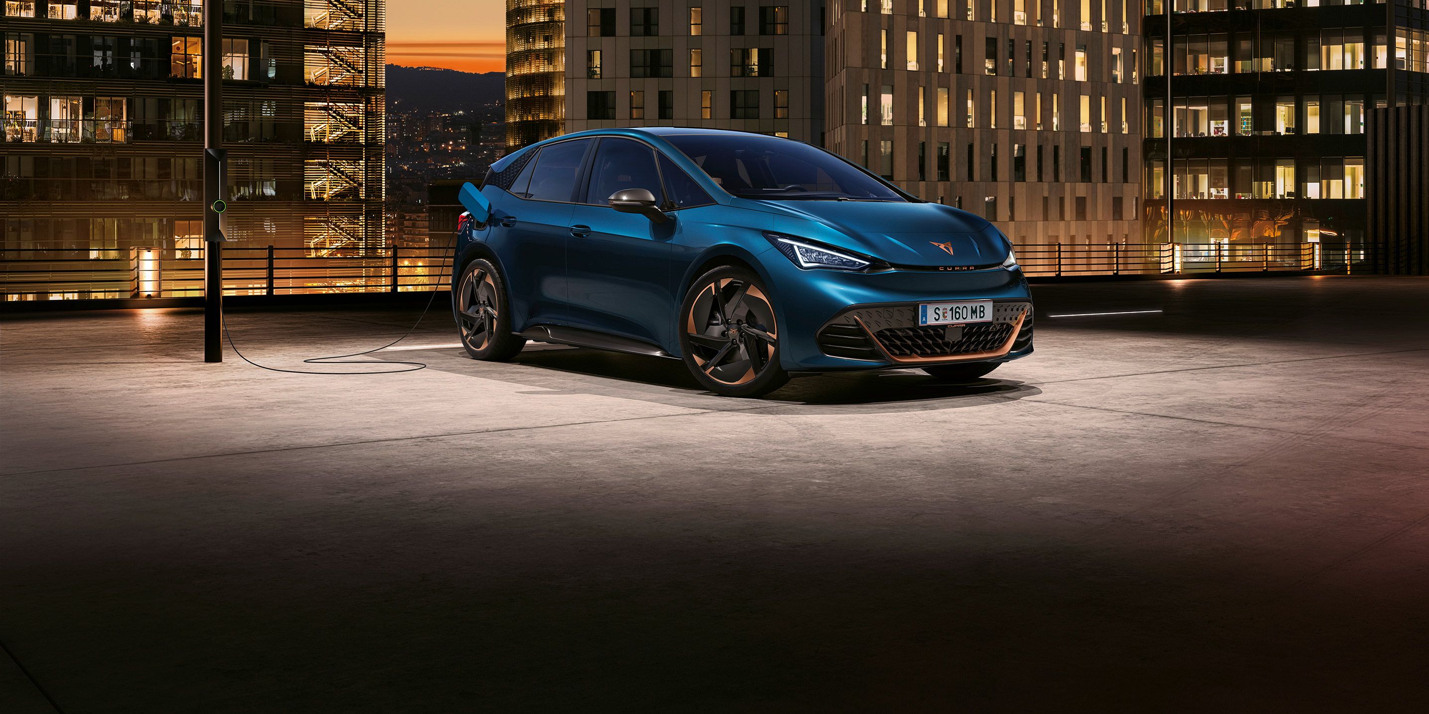 CUPRA Born vor einer Skyline