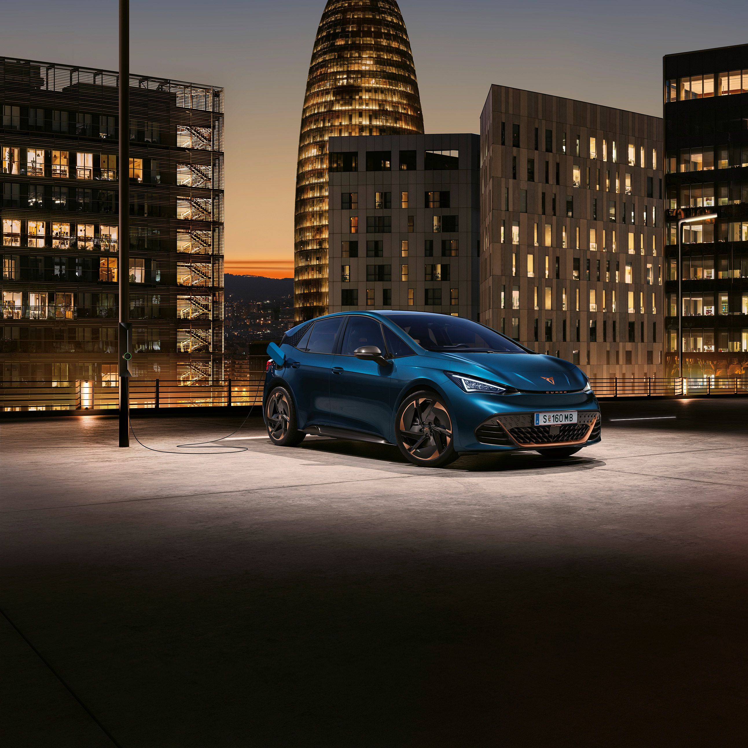 CUPRA Born vor einer Skyline