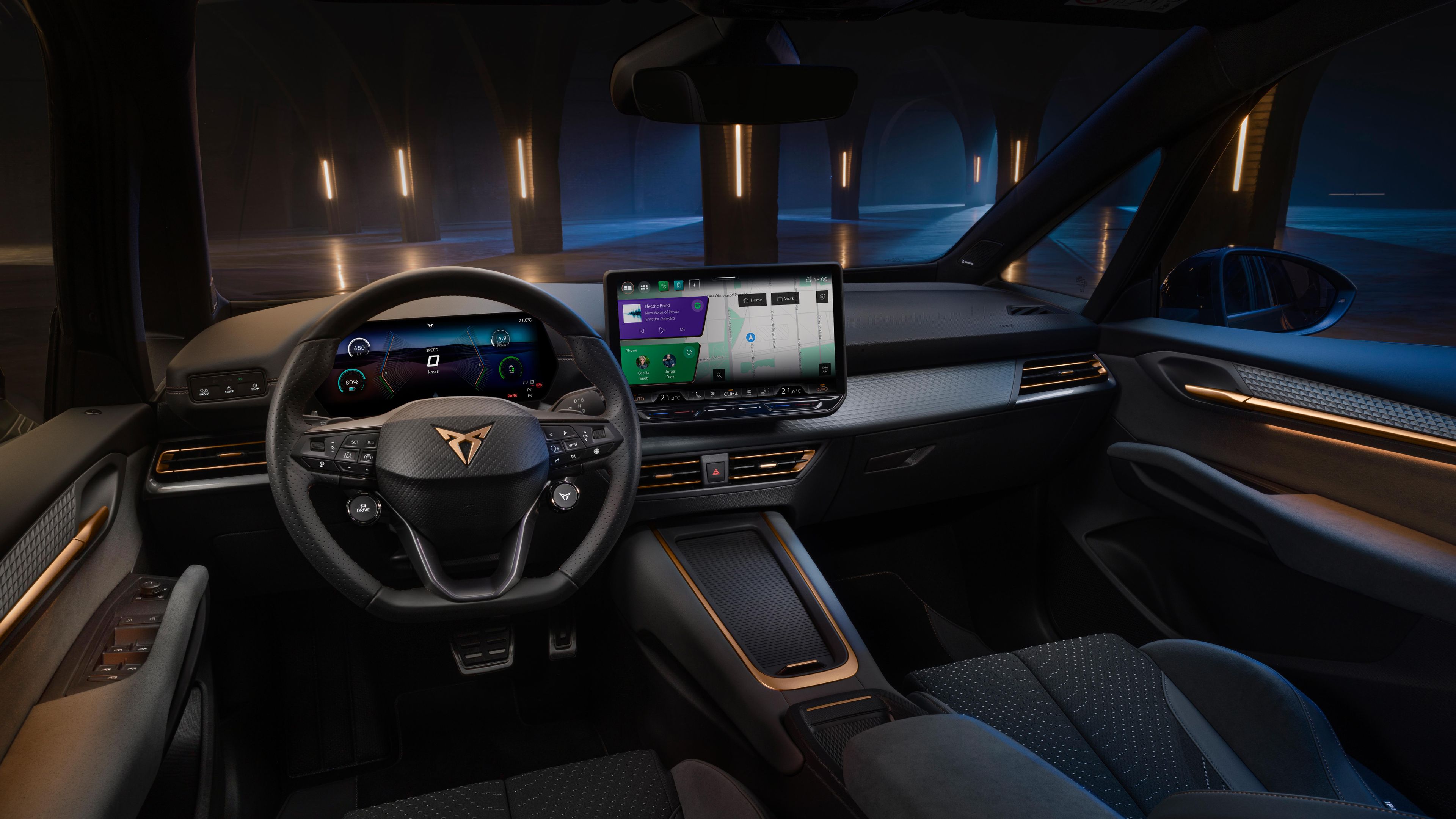 Notranjost vozila CUPRA Born VZ z digitalnim prikazovalnikom in osrednjim zaslonom. Kokpit združuje tehnologijo, ergonomijo in sodoben dizajn.