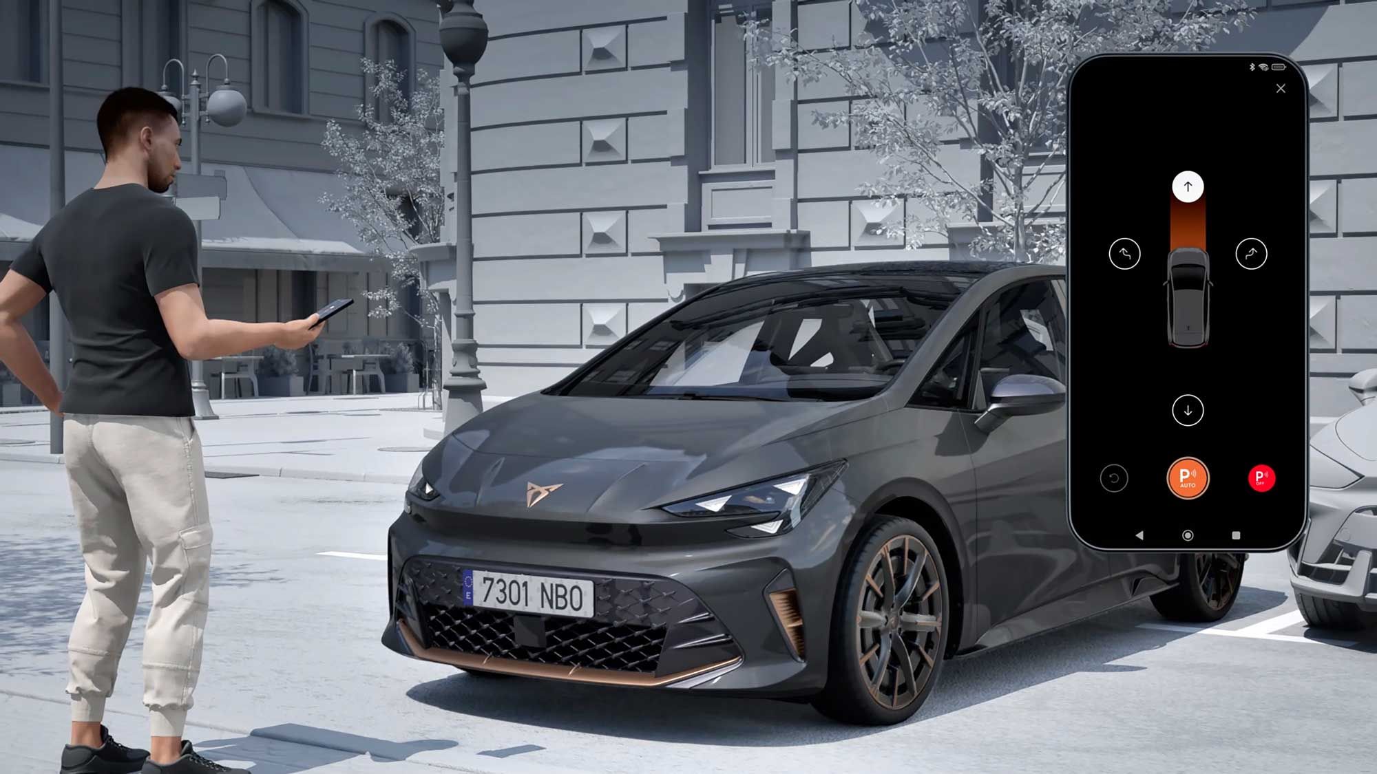 Moški stoji na pločniku in s pametnim telefonom upravlja temno siv električni avto CUPRA Born, parkiran ob robu ulice v mestnem okolju. Na desni je povečan zaslon telefona, ki prikazuje aplikacijo za daljinsko upravljanje avtomobila z ikonskim prikazom vozila in kontrolnimi gumbi okrog njega. 