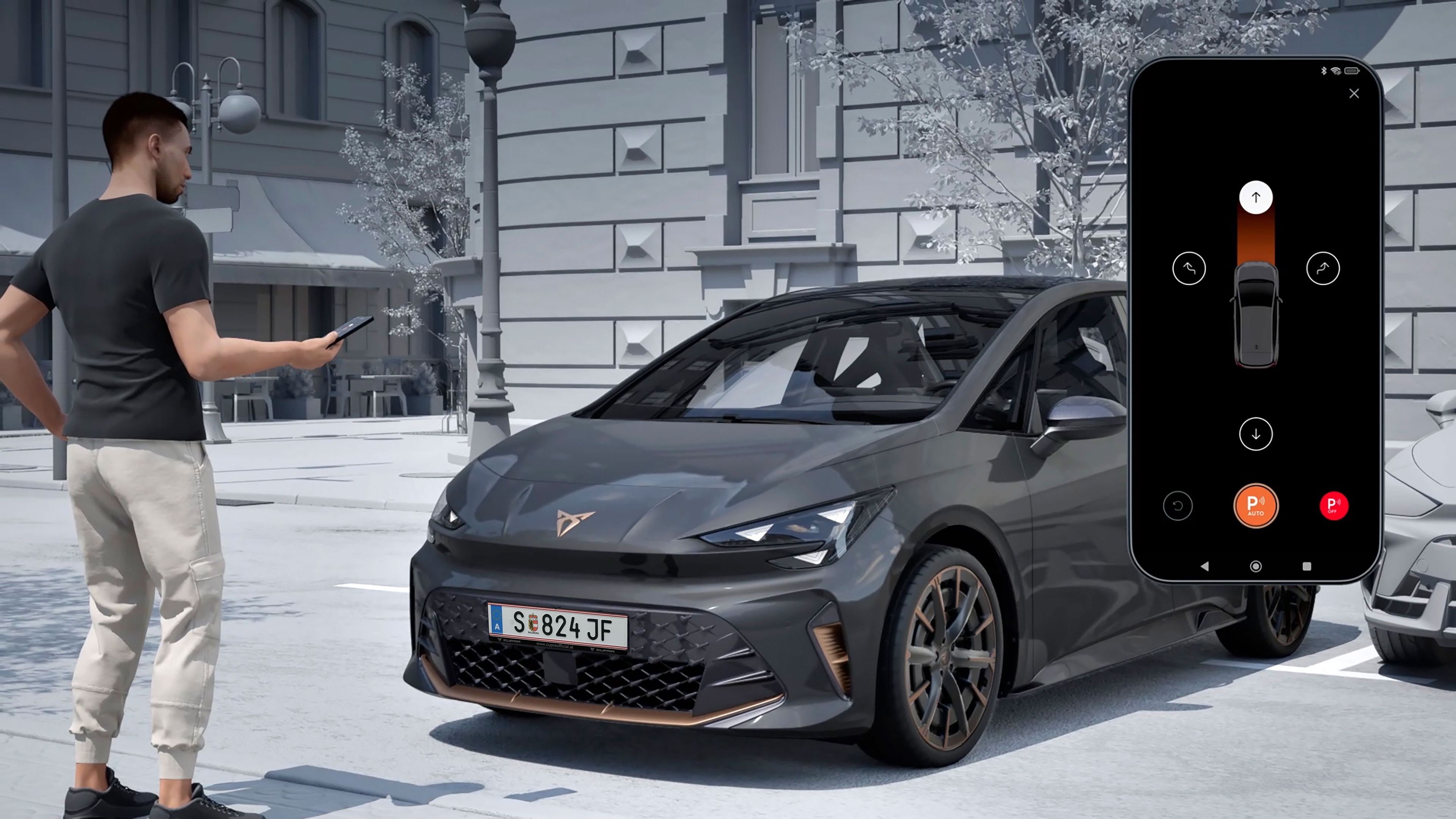 CUPRA Born in Tambora-Grau, geparkt in einer urbanen Umgebung. Vor dem Auto steht eine Person, die die Parkmanöver über das Smartphone steuert, um die Funktionen des INTELLIGENT DRIVE Pakets zu demonstrieren (Intelligent Park Assist, Remote Park Assist und Top View Kamera u.a.).