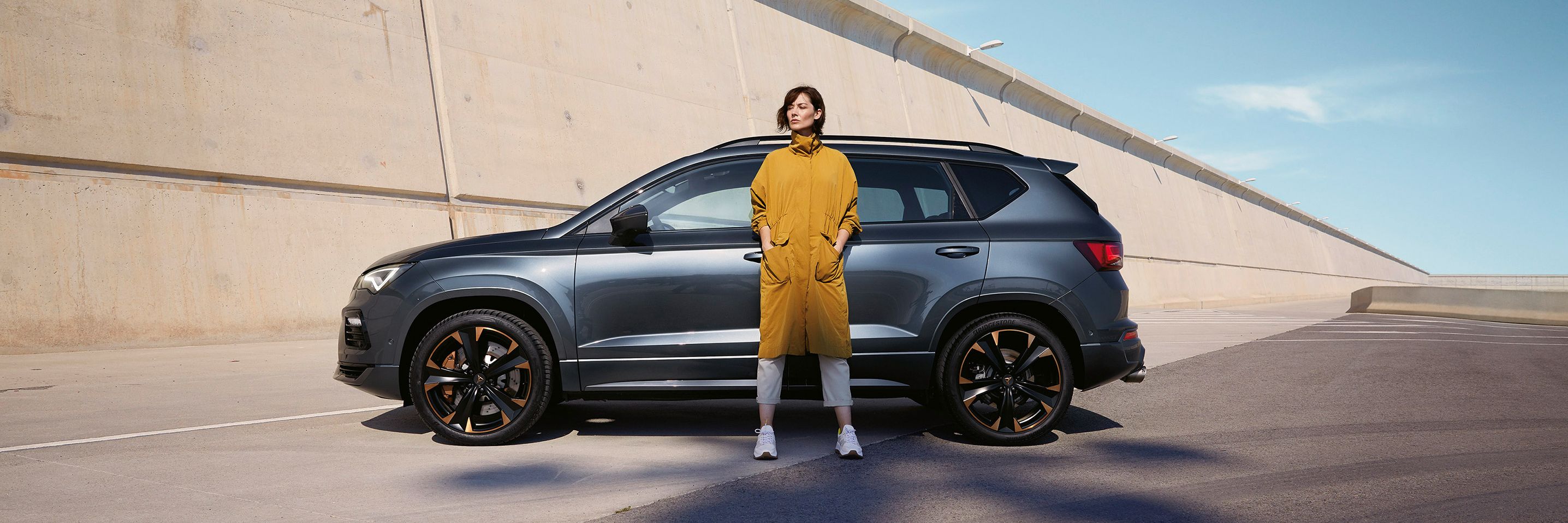 CUPRA Ateca in Grau, eine Frau steht davor