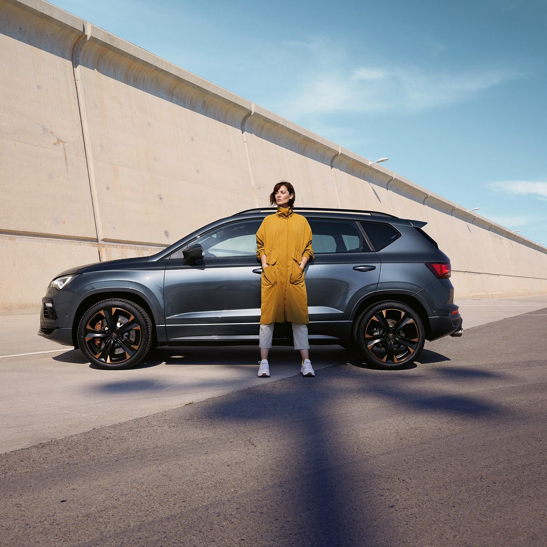 CUPRA Ateca in Grau, eine Frau steht davor