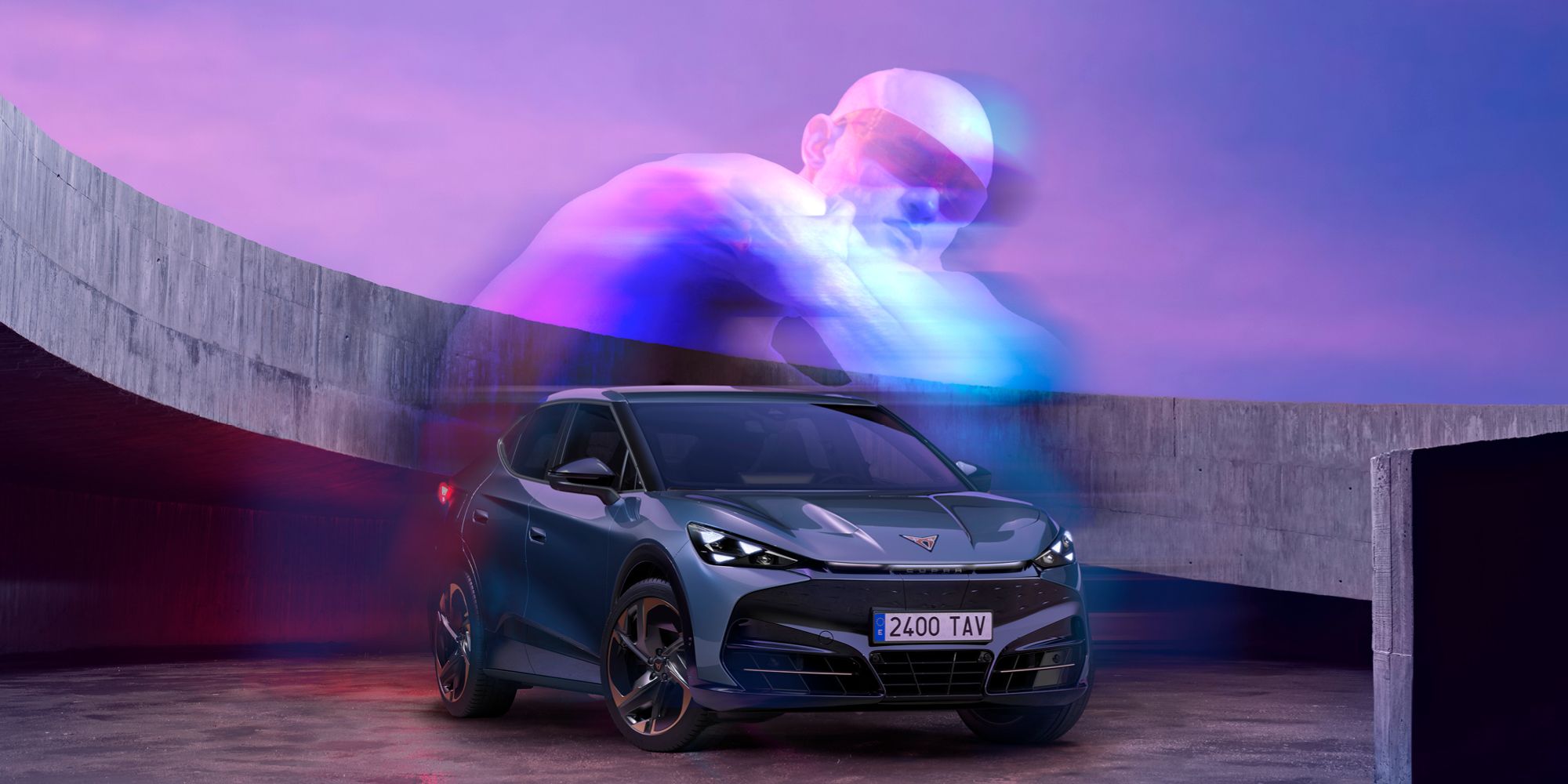 CUPRA Tavascan stoji na betonski ploščadi z ukrivljeno steno v ozadju v rožnatih in vijoličnih odtenkih neba. Nad njim se dviga prosojna, svetleča figura človeka, ki ustvarja futurističen, skoraj nadnaraven vtis.