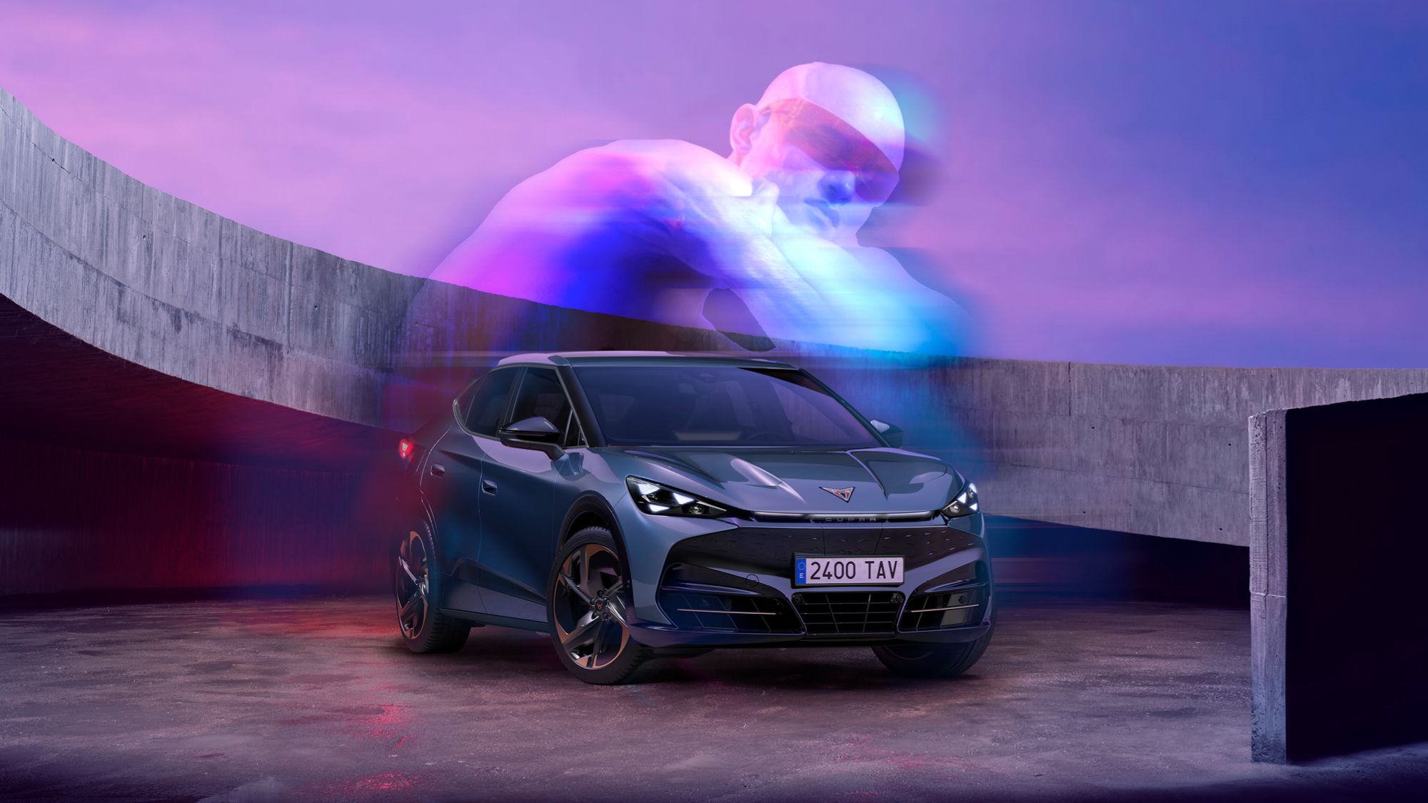 CUPRA Tavascan stoji na betonski ploščadi z ukrivljeno steno v ozadju v rožnatih in vijoličnih odtenkih neba. Nad njim se dviga prosojna, svetleča figura človeka, ki ustvarja futurističen, skoraj nadnaraven vtis.