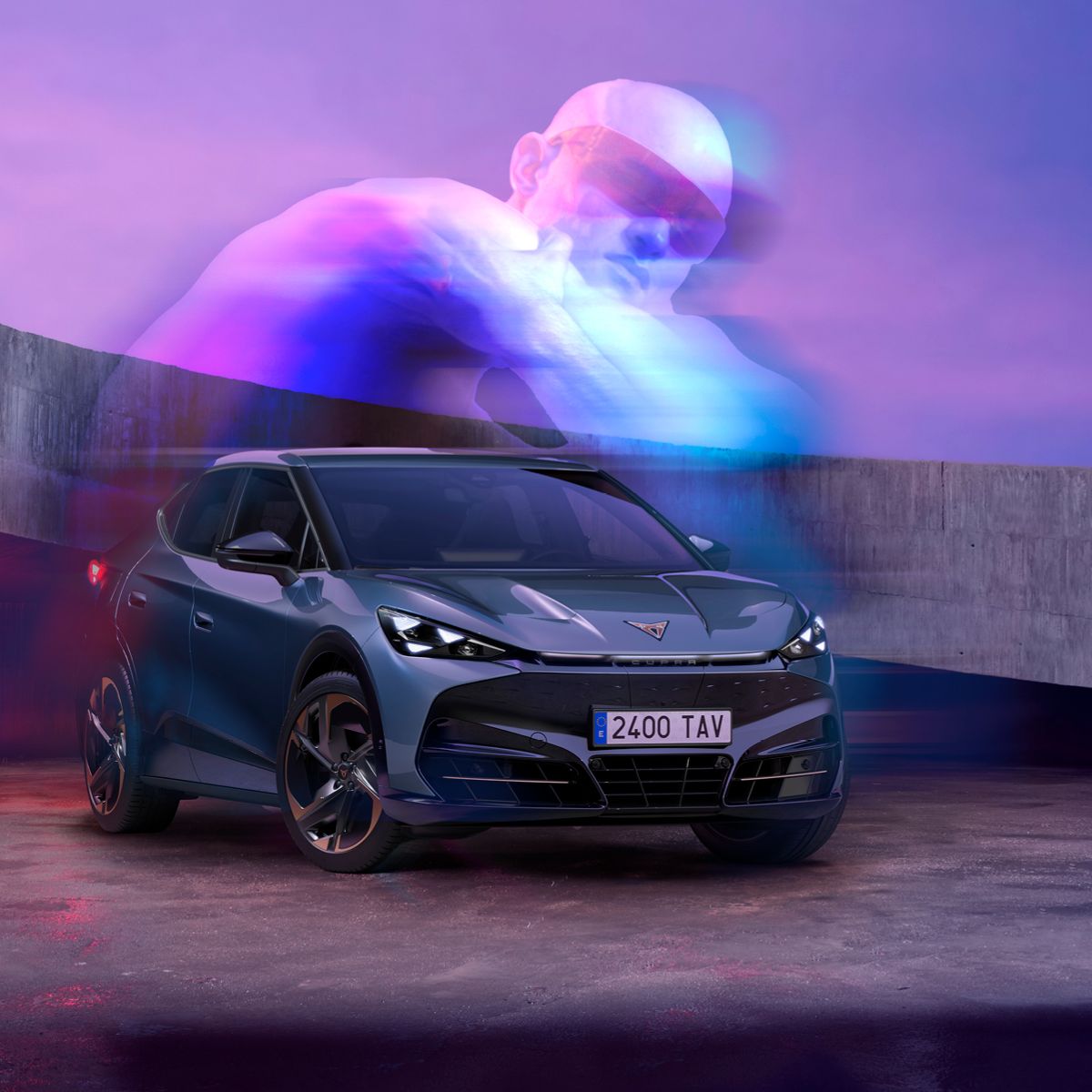 CUPRA Tavascan stoji na betonski ploščadi z ukrivljeno steno v ozadju v rožnatih in vijoličnih odtenkih neba. Nad njim se dviga prosojna, svetleča figura človeka, ki ustvarja futurističen, skoraj nadnaraven vtis.