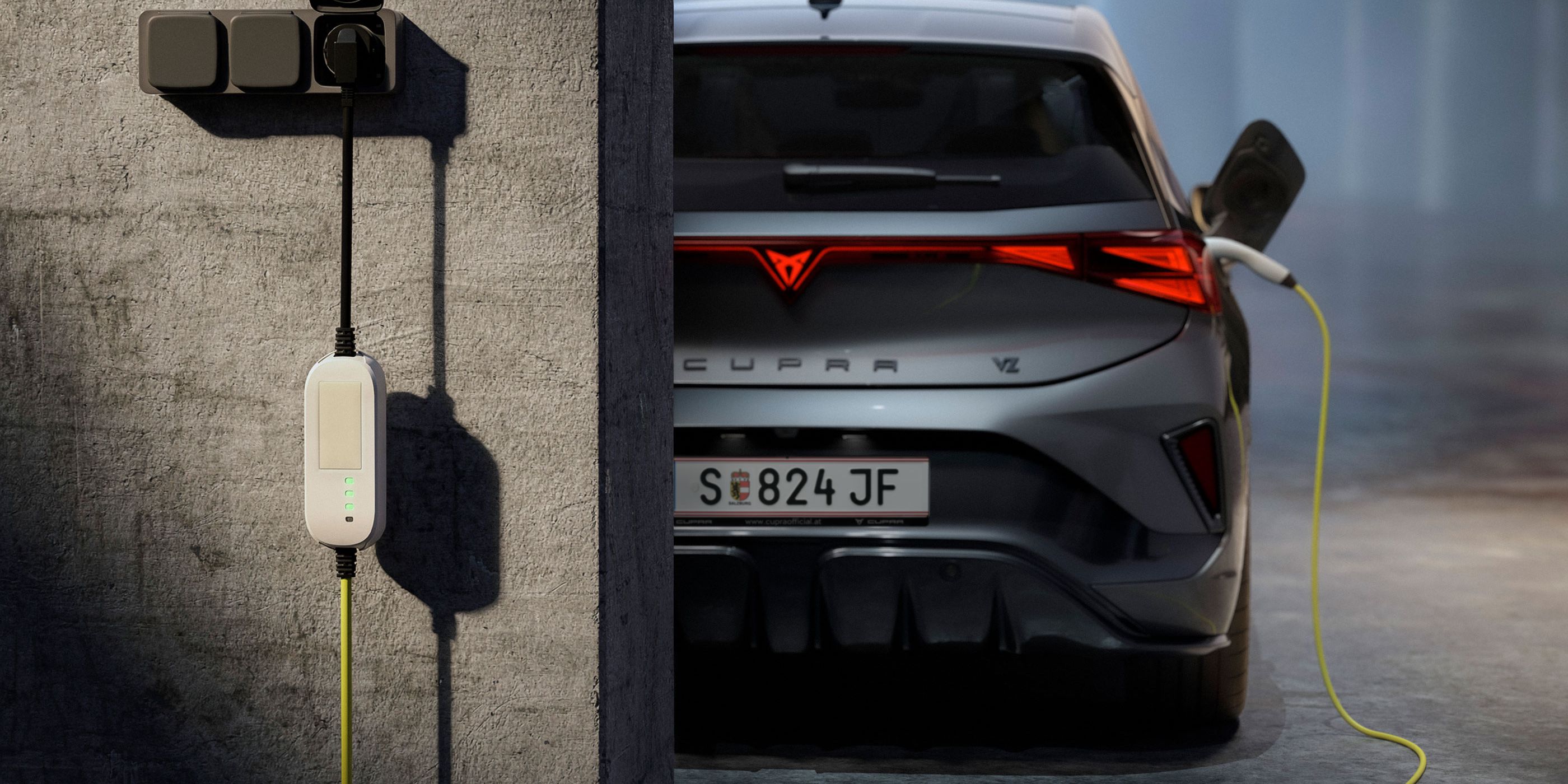 Električni avto CUPRA BORN je parkiran v garaži in priključen na stensko polnilno postajo z rumenim kablom. Leva stran slike prikazuje siv betonski zid z nameščenim polnilnikom, desna pa zadnji del avtomobila s prižganimi zadnjimi lučmi. V ozadju je zamegljen, industrijsko videti prostor.
