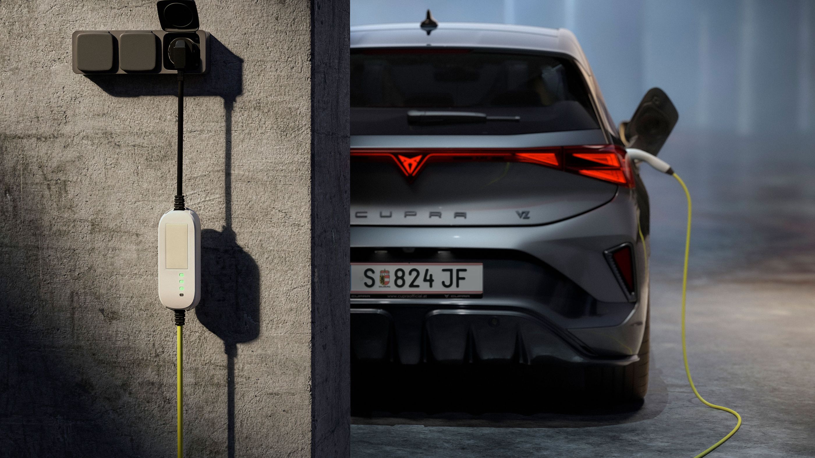 Električni avto CUPRA BORN je parkiran v garaži in priključen na stensko polnilno postajo z rumenim kablom. Leva stran slike prikazuje siv betonski zid z nameščenim polnilnikom, desna pa zadnji del avtomobila s prižganimi zadnjimi lučmi. V ozadju je zamegljen, industrijsko videti prostor.