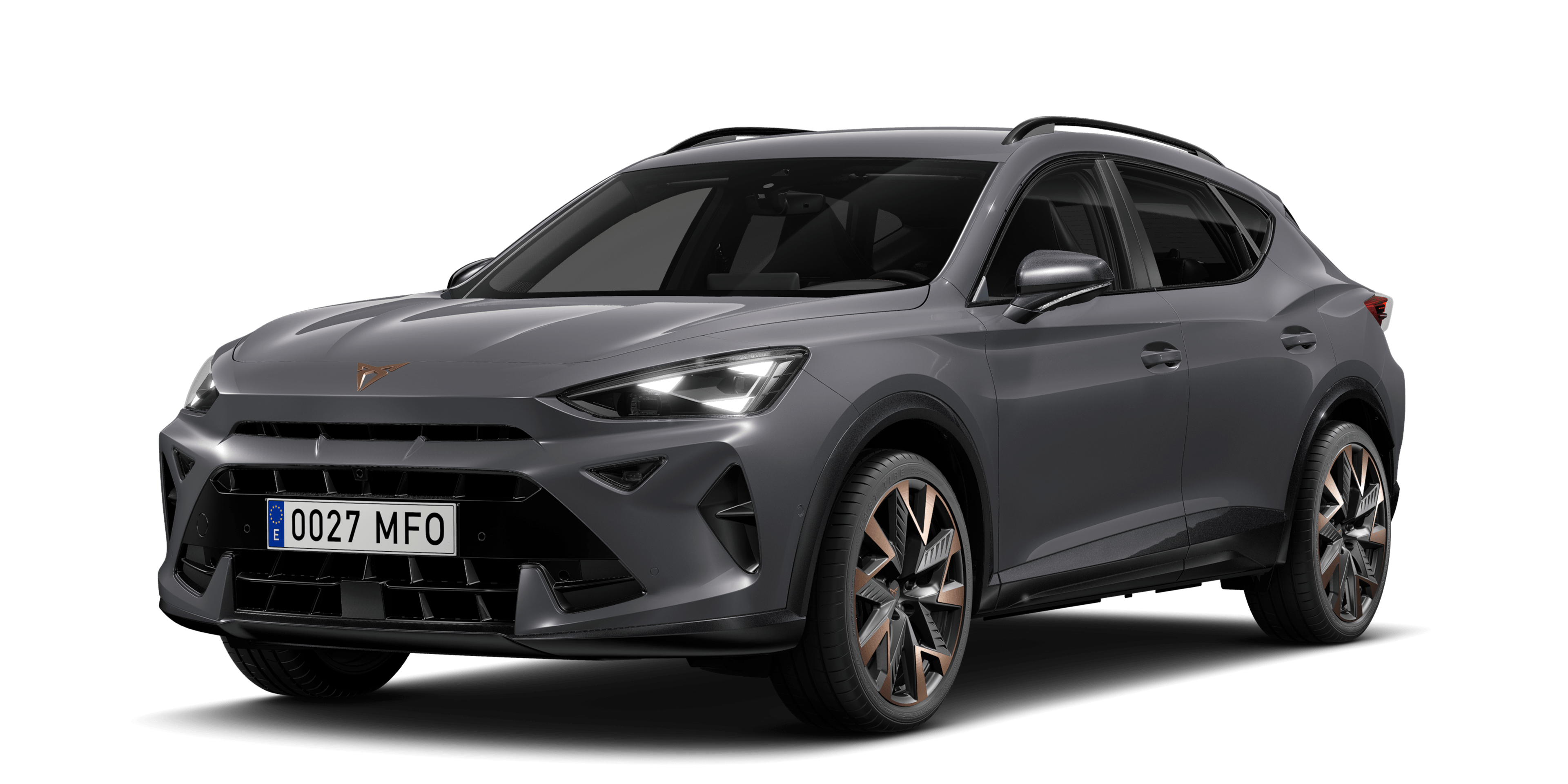 Siv športni terenec Cupra Formentor parkiran ob strani. Avtomobil ima sodoben, agresiven dizajn in kovinsko sivo barvo.