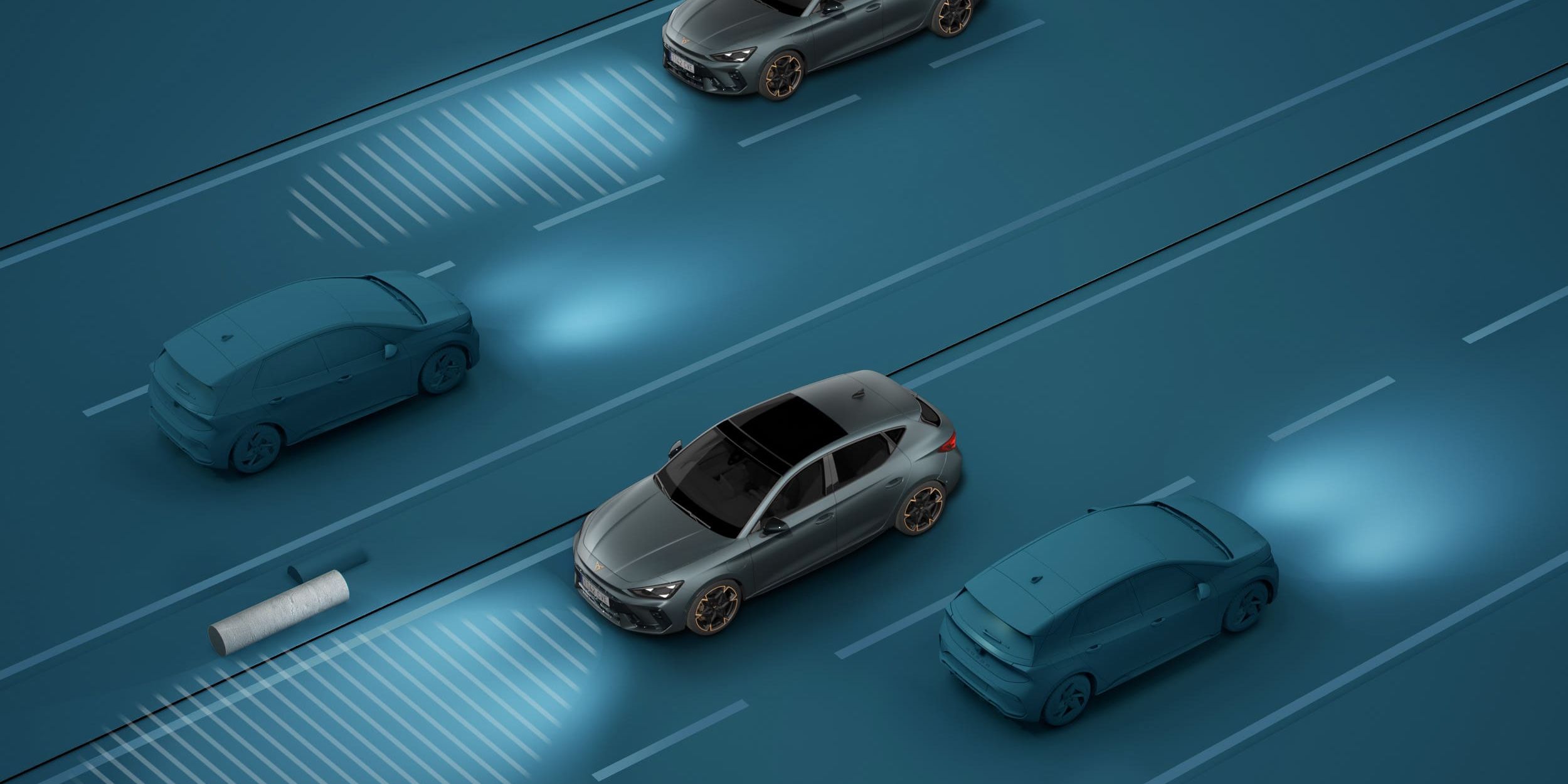 Na sliki so štiri avtomobili Cupra Leon na modrem cestnem ozadju, dva vozita naprej, dva nazaj. En avto ima vklopljene sprednje žaromete in osvetljuje cesto pred sabo. Okoli avtomobilov so vizualne oznake, ki prikazujejo delovanje senzorjev za zaznavanje bližine.
