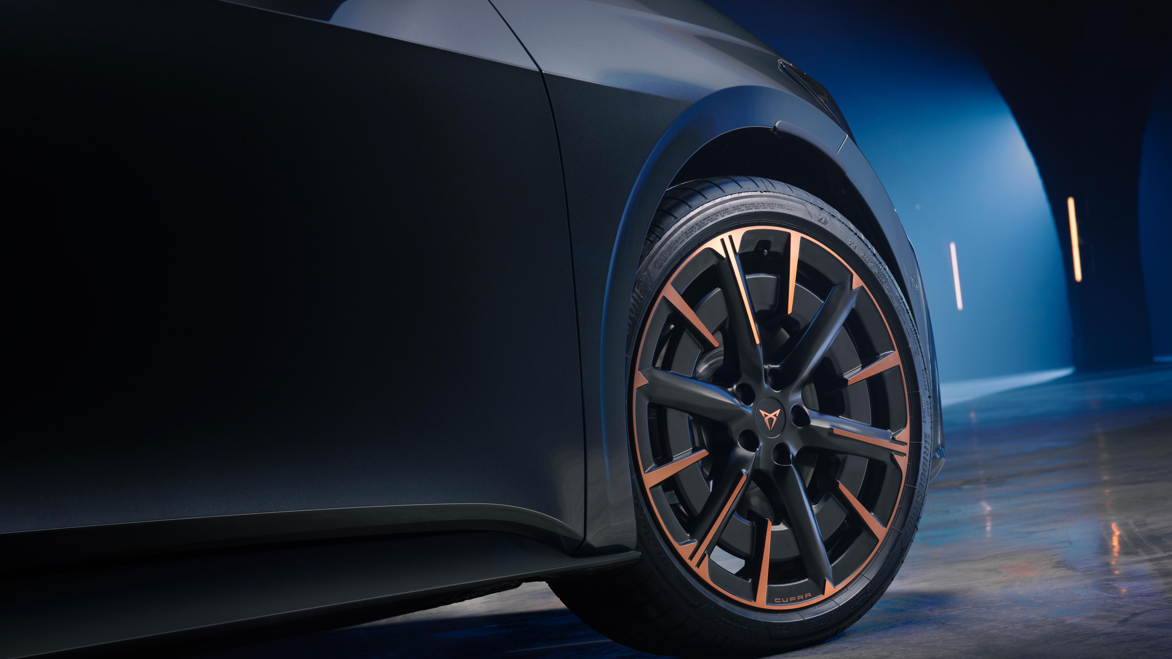 Detajl platišča Cupra Born VZ z bakrenimi poudarki v temnem ambientu. Dizajn platišča izraža športnost in prepoznavno identiteto znamke.